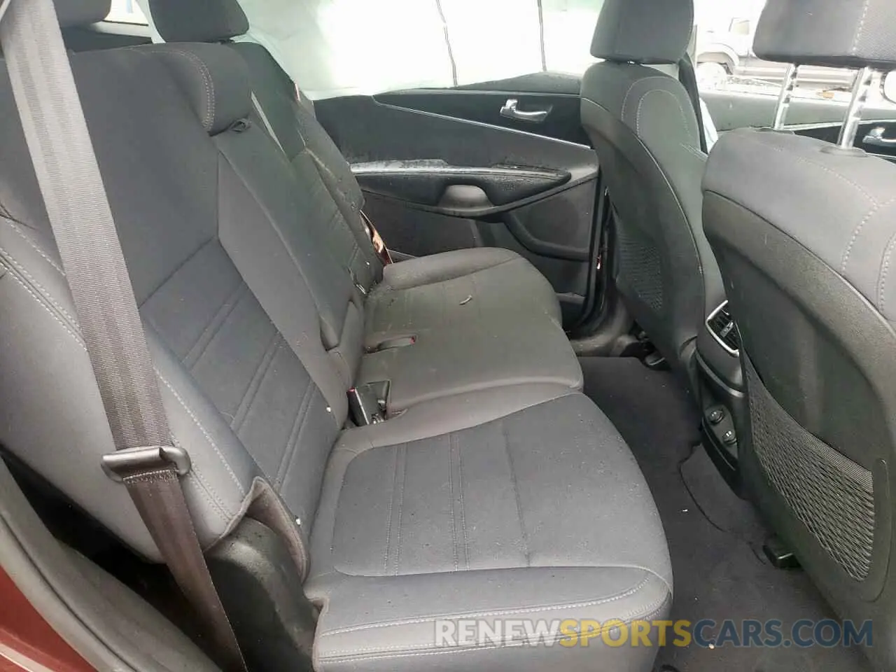 10 Photograph of a damaged car 5XYPG4A32KG476077 KIA SORENTO 2019