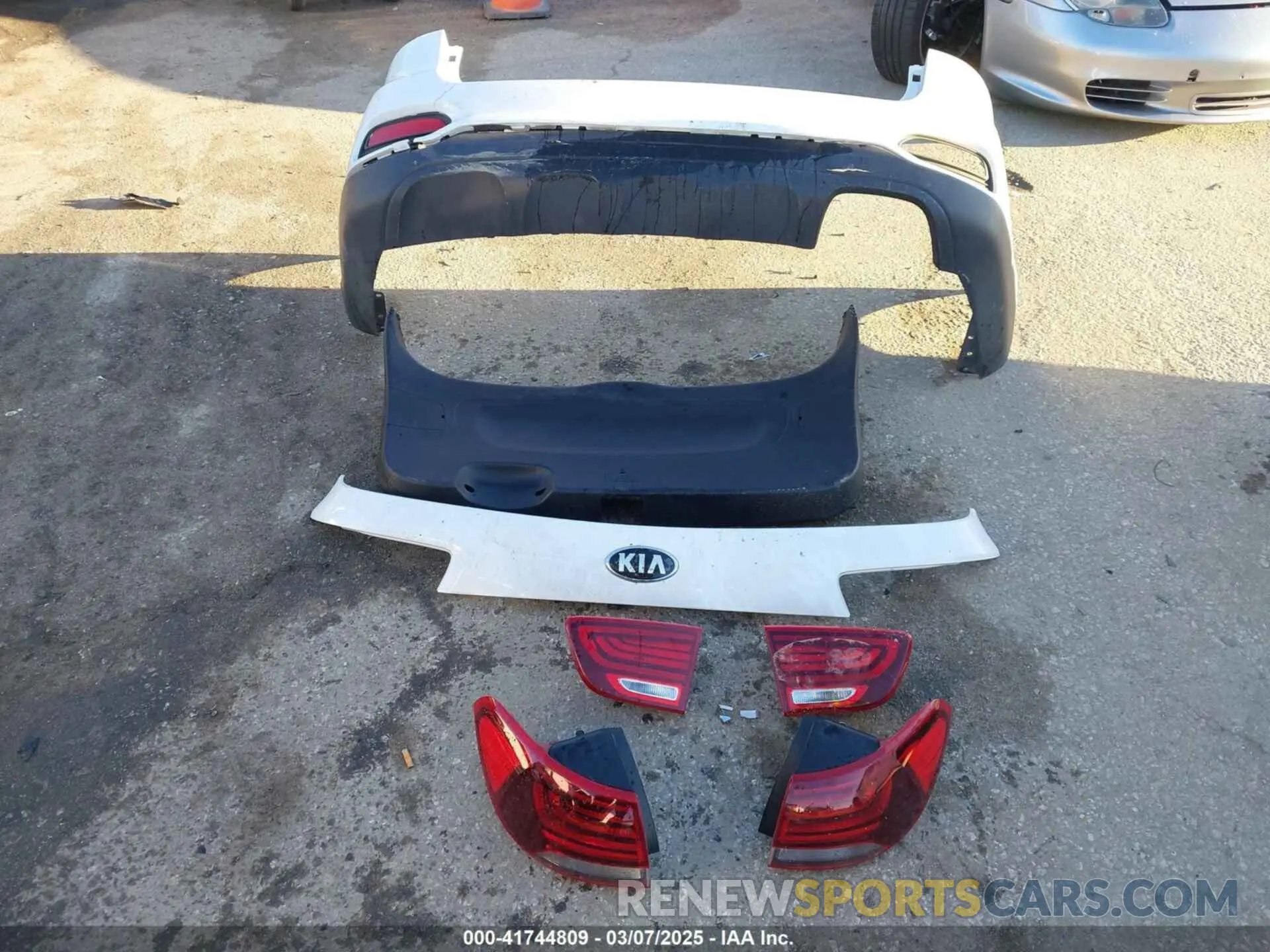 12 Photograph of a damaged car 5XYPG4A32KG503133 KIA SORENTO 2019