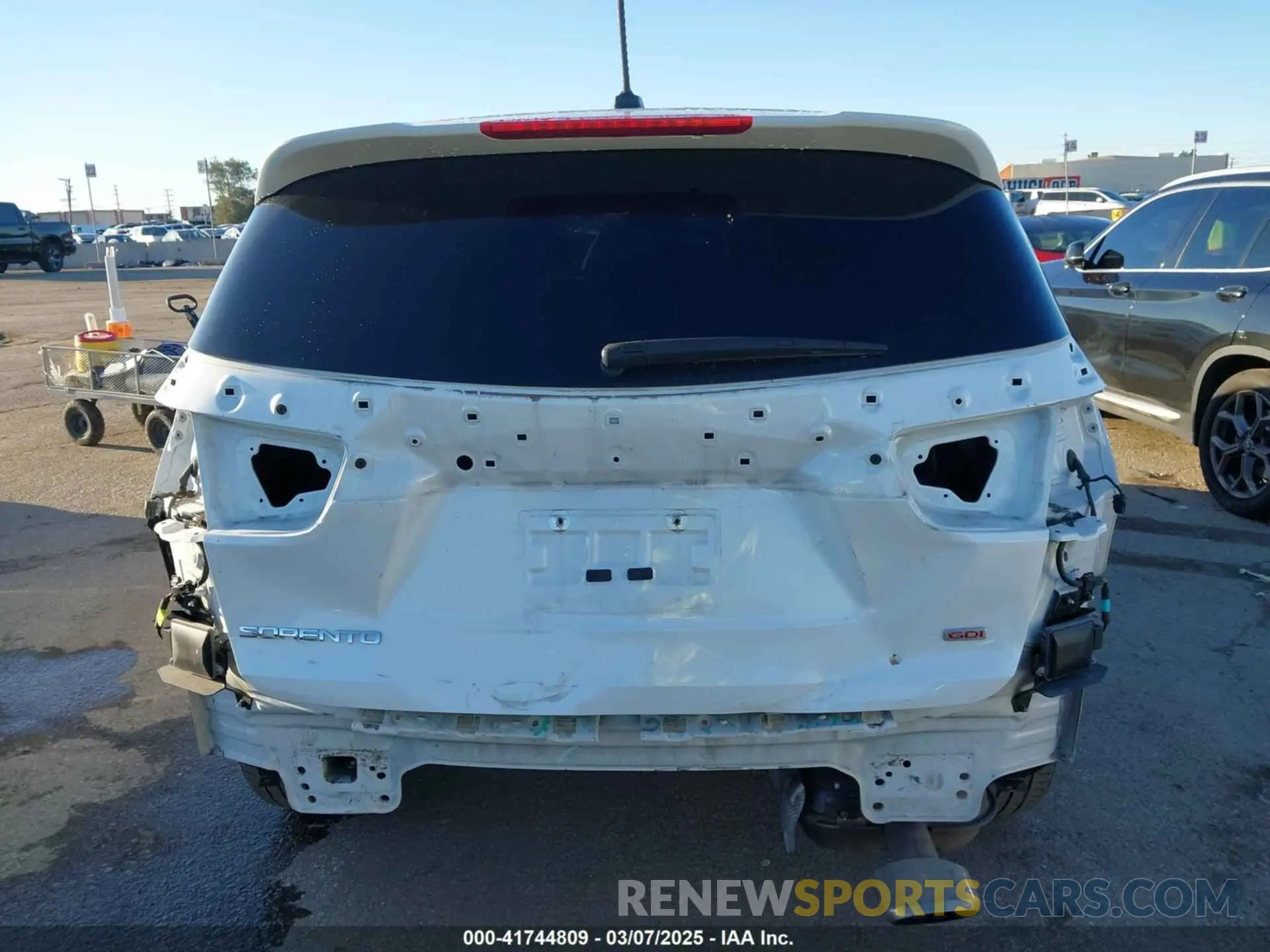 17 Photograph of a damaged car 5XYPG4A32KG503133 KIA SORENTO 2019