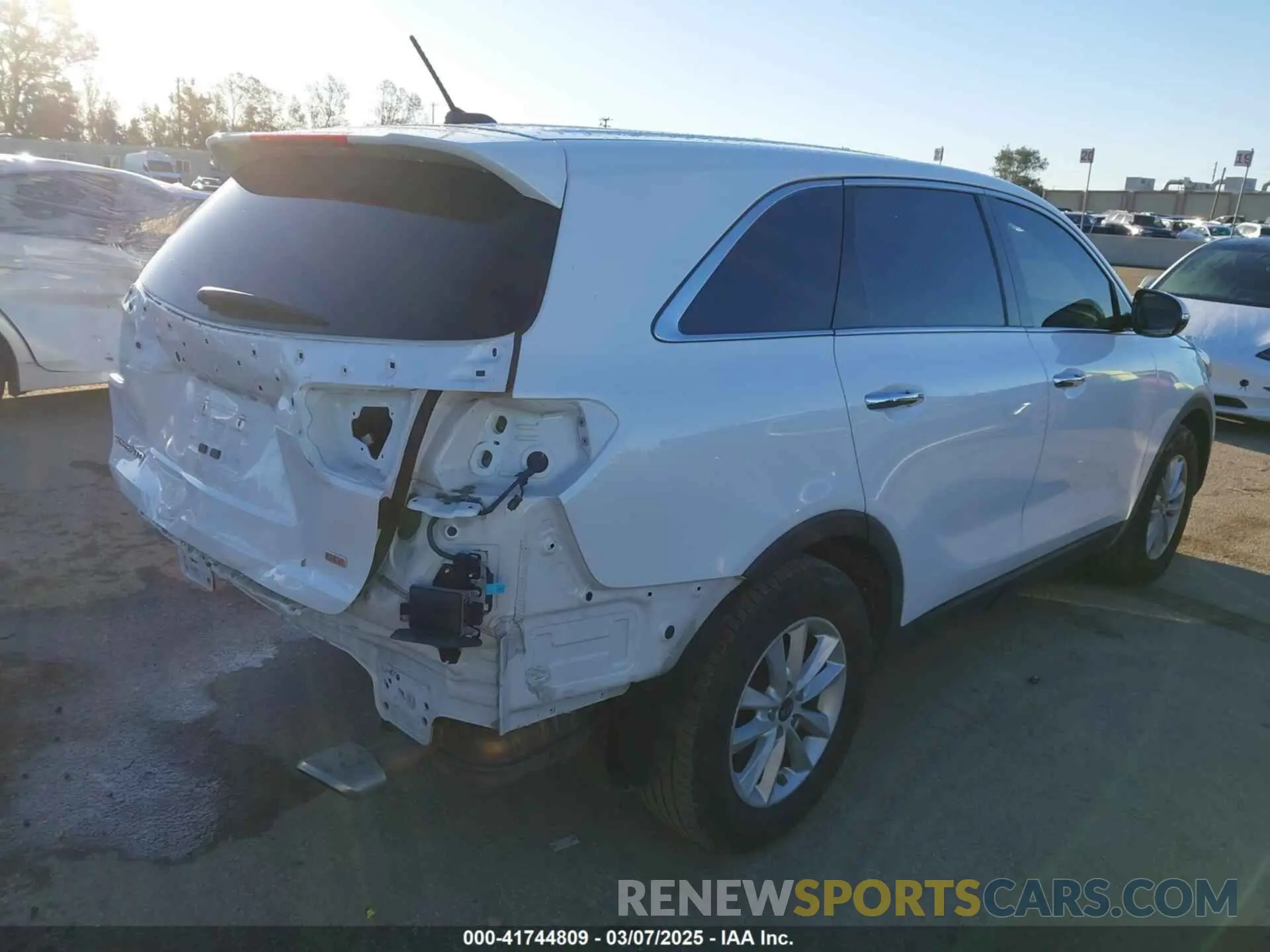 4 Photograph of a damaged car 5XYPG4A32KG503133 KIA SORENTO 2019