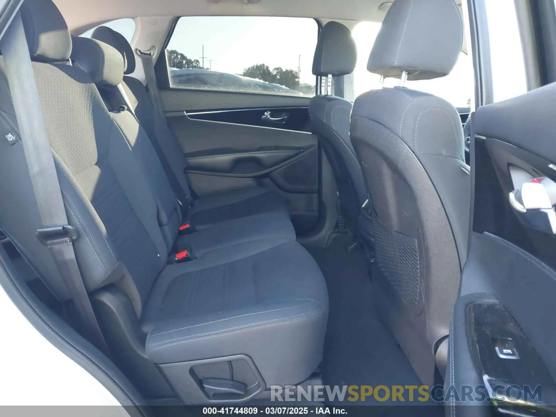 8 Photograph of a damaged car 5XYPG4A32KG503133 KIA SORENTO 2019