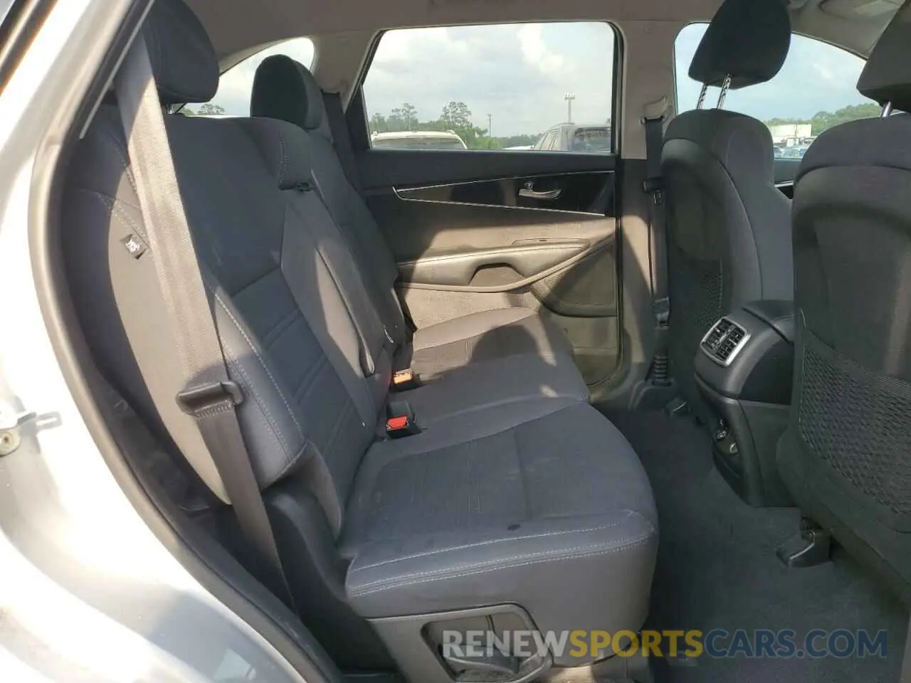 11 Photograph of a damaged car 5XYPG4A32KG510681 KIA SORENTO 2019
