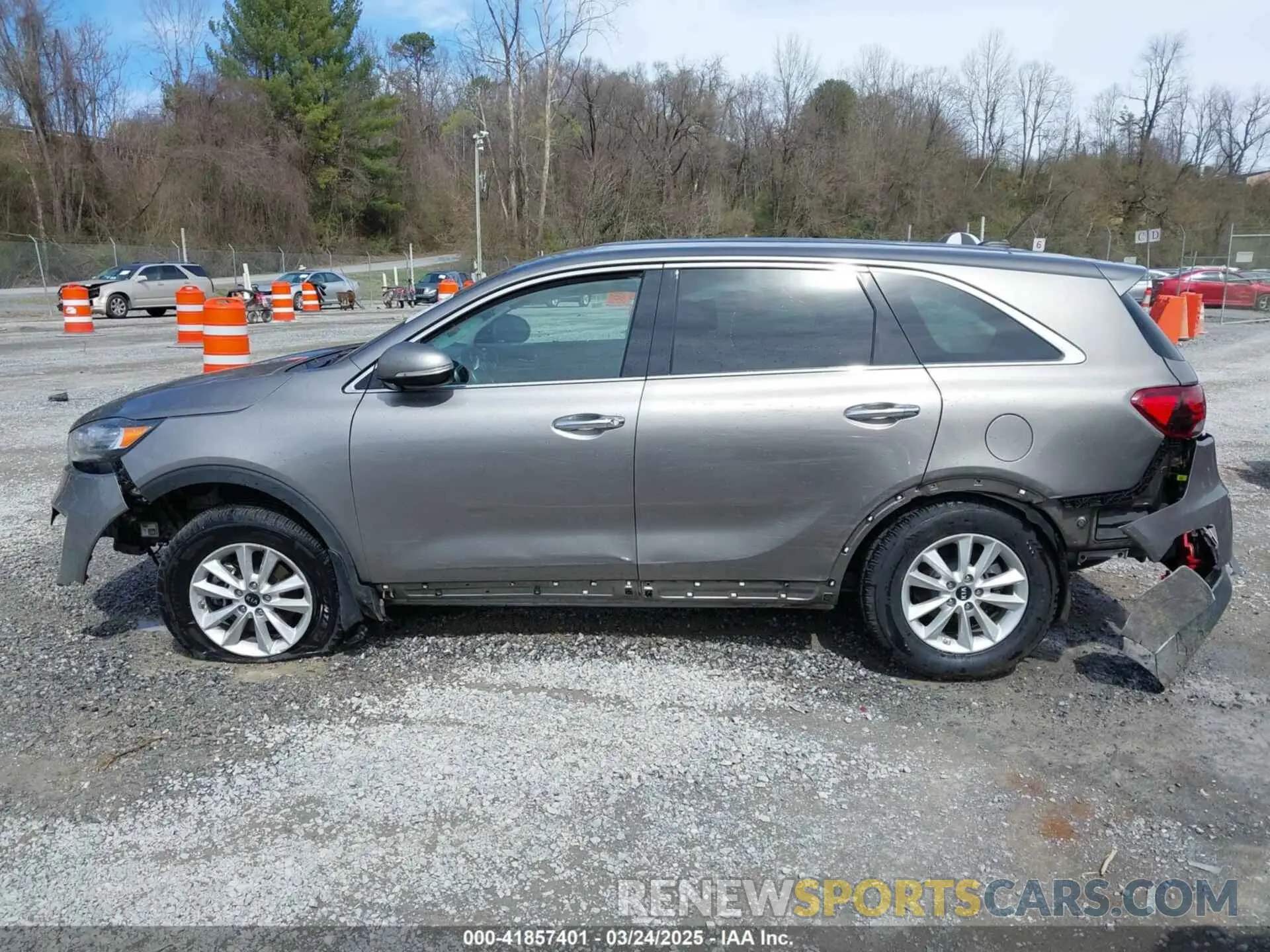 14 Photograph of a damaged car 5XYPG4A32KG512687 KIA SORENTO 2019