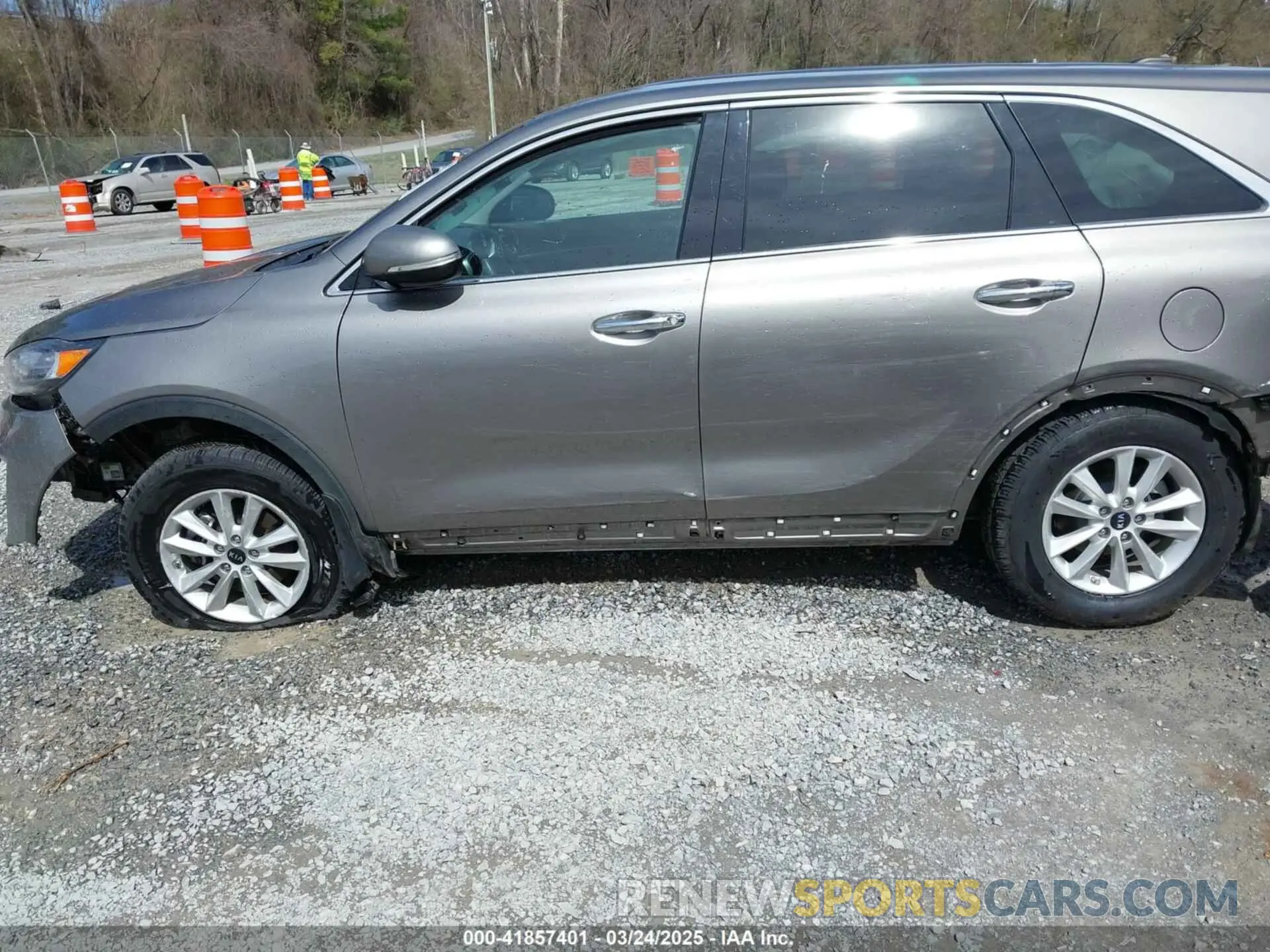 21 Photograph of a damaged car 5XYPG4A32KG512687 KIA SORENTO 2019