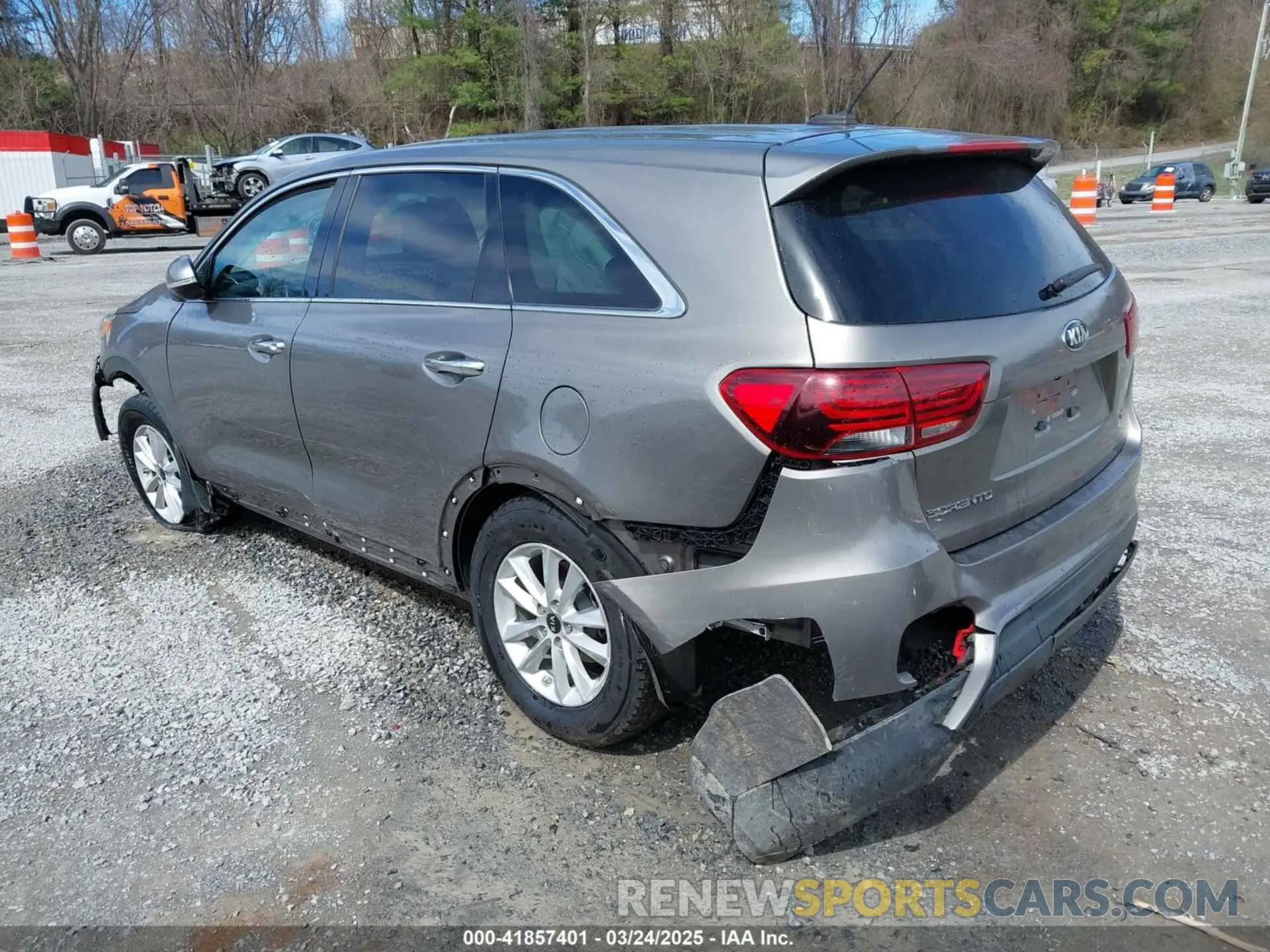 3 Photograph of a damaged car 5XYPG4A32KG512687 KIA SORENTO 2019