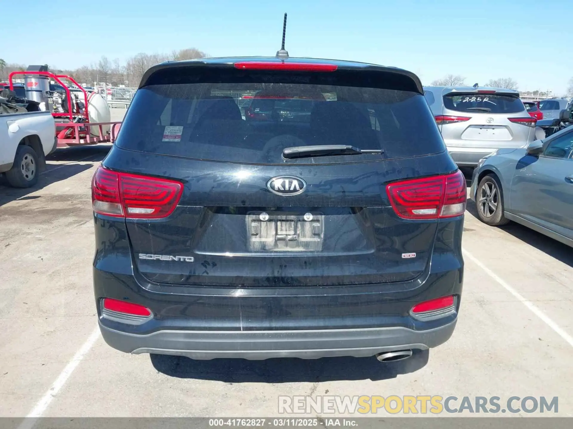 16 Photograph of a damaged car 5XYPG4A32KG533121 KIA SORENTO 2019