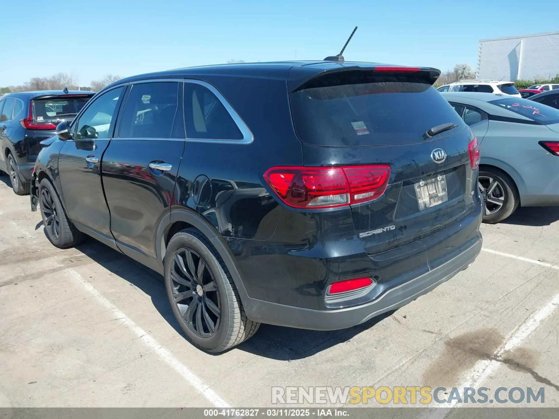 3 Photograph of a damaged car 5XYPG4A32KG533121 KIA SORENTO 2019
