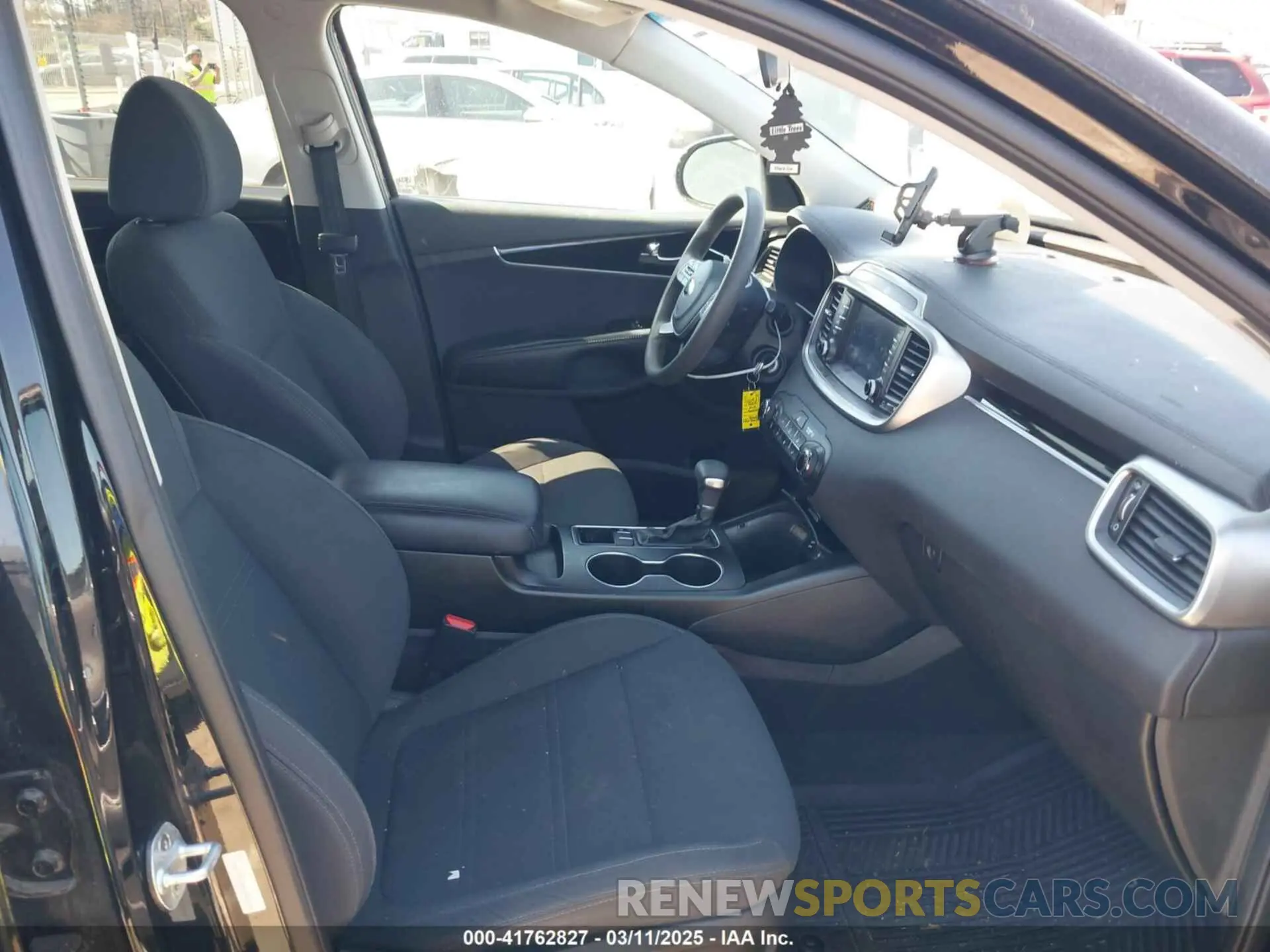 5 Photograph of a damaged car 5XYPG4A32KG533121 KIA SORENTO 2019