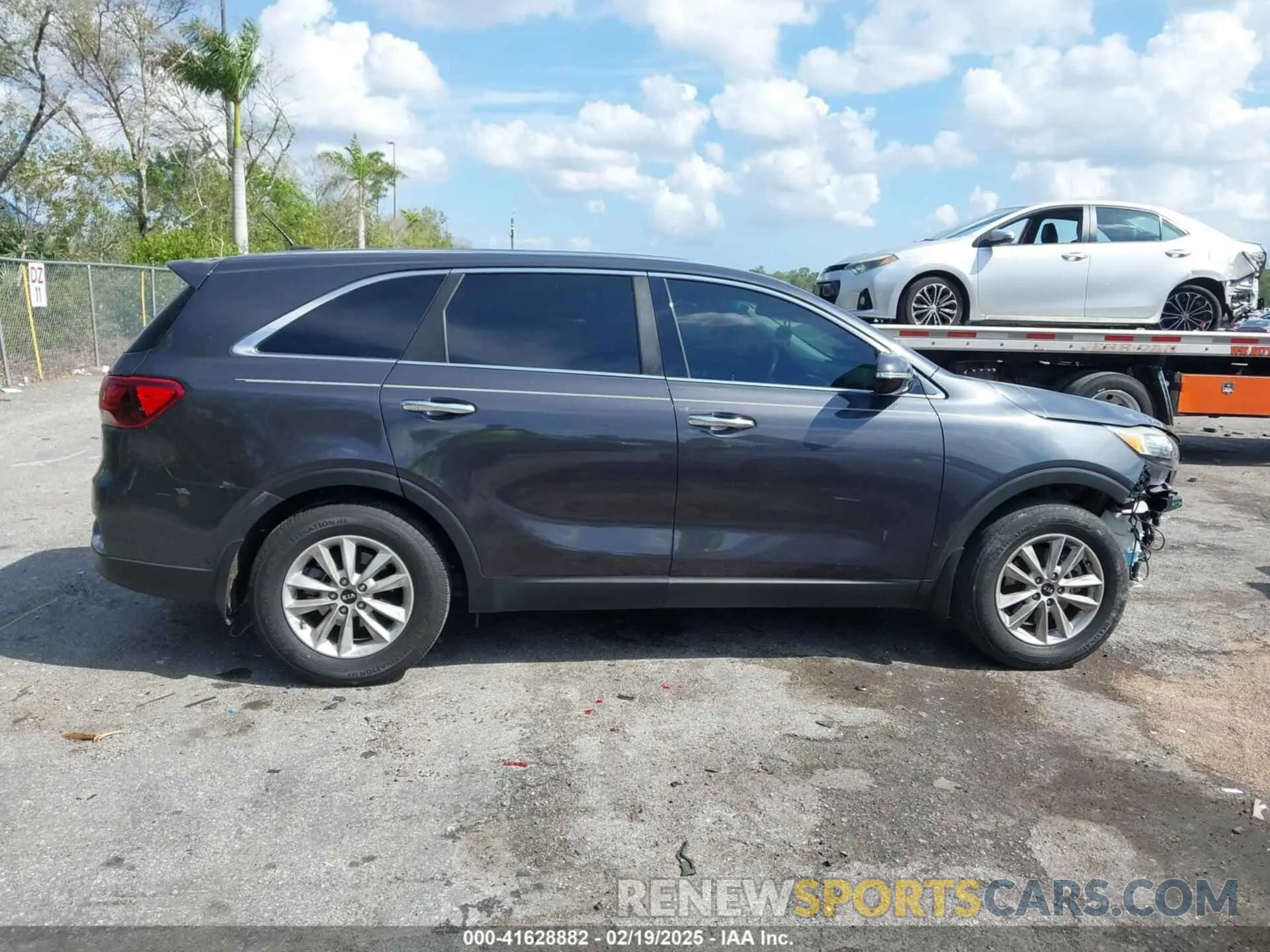 14 Photograph of a damaged car 5XYPG4A32KG538030 KIA SORENTO 2019