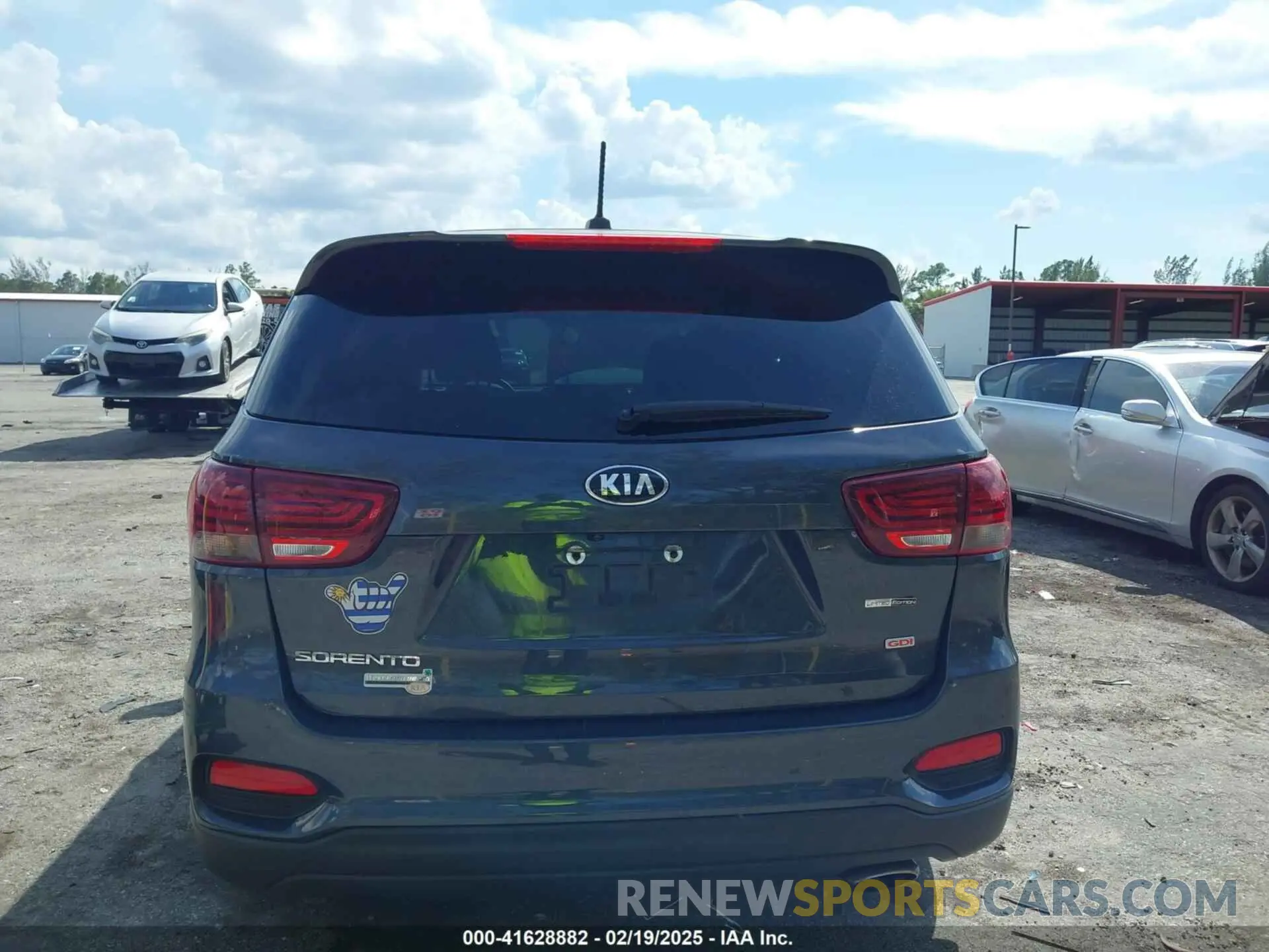 17 Photograph of a damaged car 5XYPG4A32KG538030 KIA SORENTO 2019