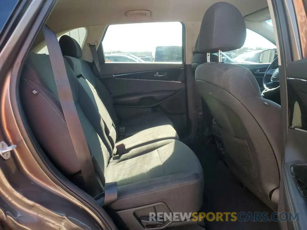 11 Photograph of a damaged car 5XYPG4A32KG563378 KIA SORENTO 2019