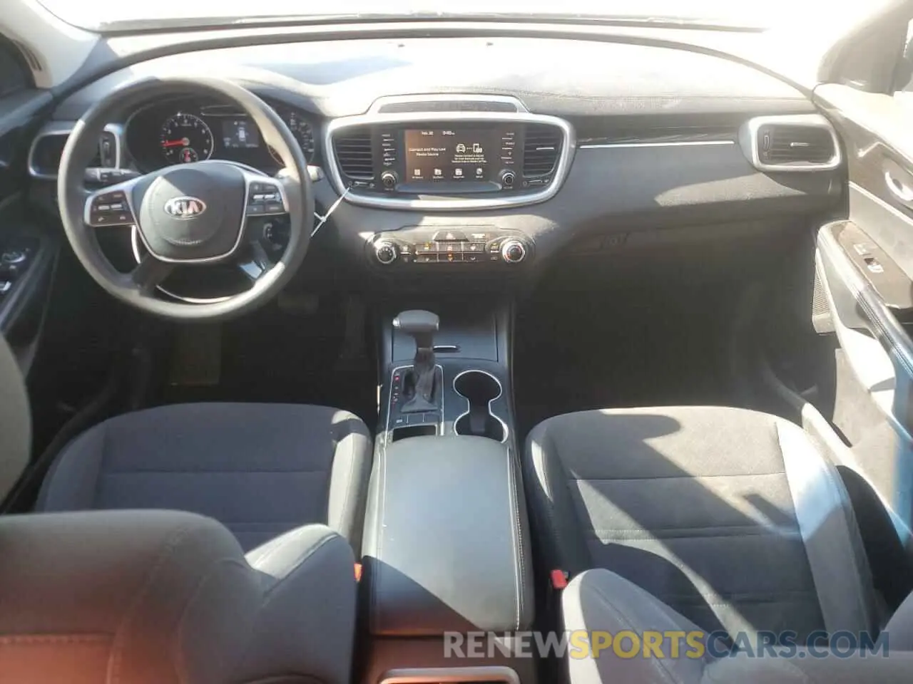8 Photograph of a damaged car 5XYPG4A32KG563378 KIA SORENTO 2019