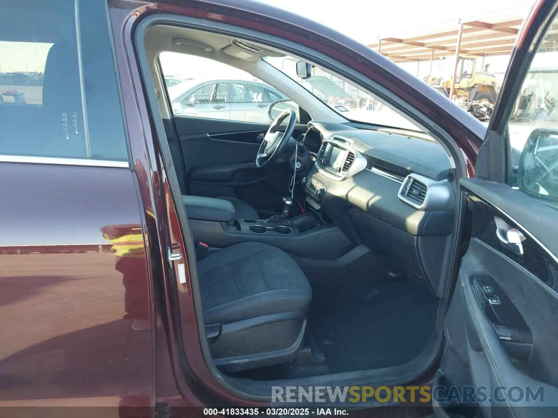 5 Photograph of a damaged car 5XYPG4A32KG568841 KIA SORENTO 2019