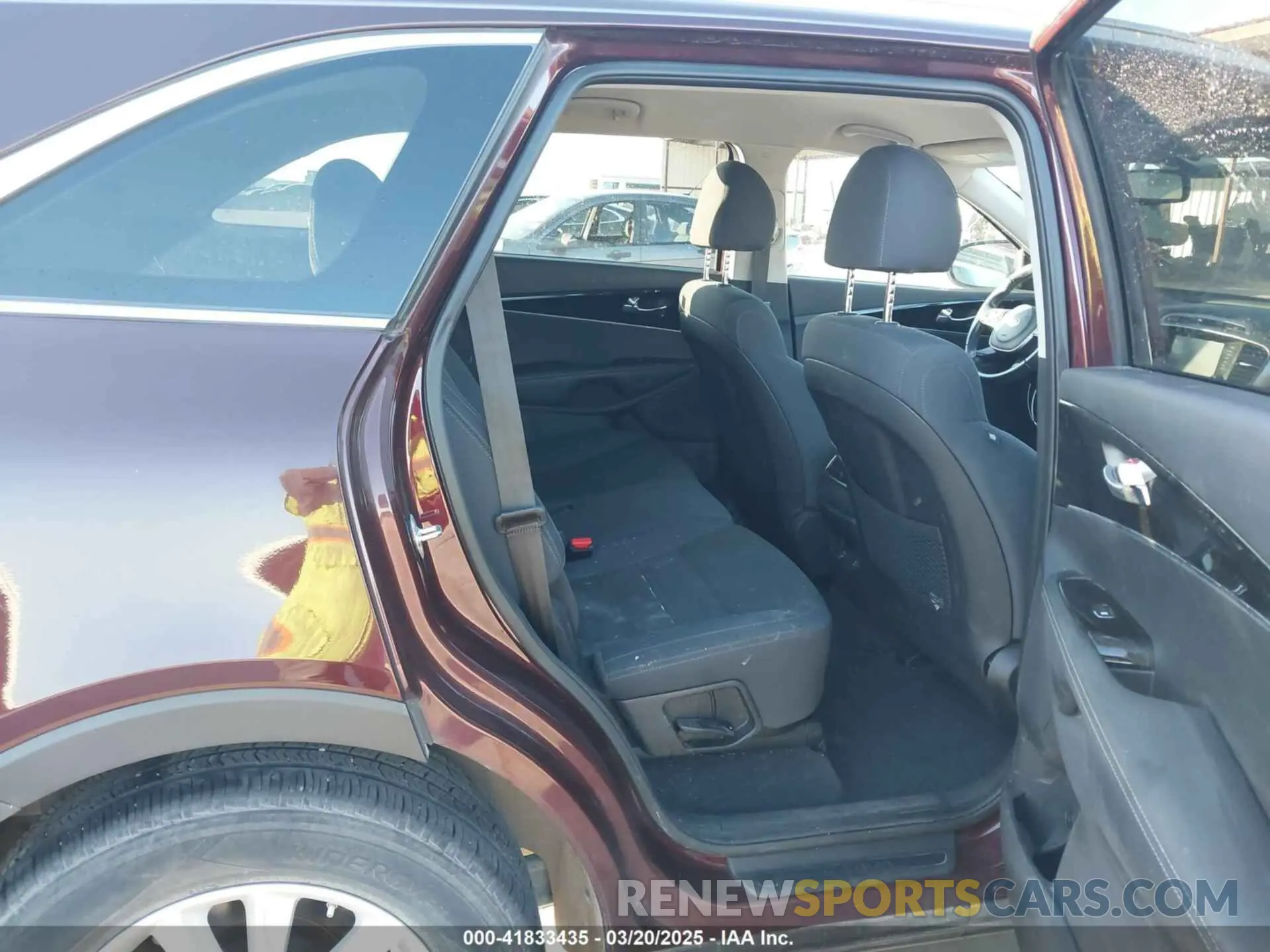 8 Photograph of a damaged car 5XYPG4A32KG568841 KIA SORENTO 2019