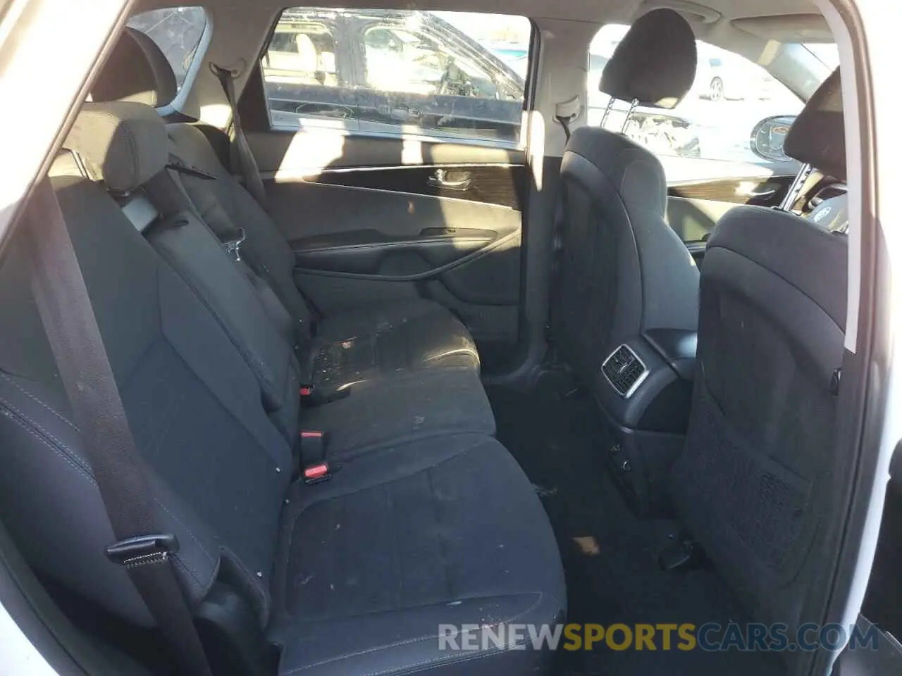 11 Photograph of a damaged car 5XYPG4A32KG575627 KIA SORENTO 2019