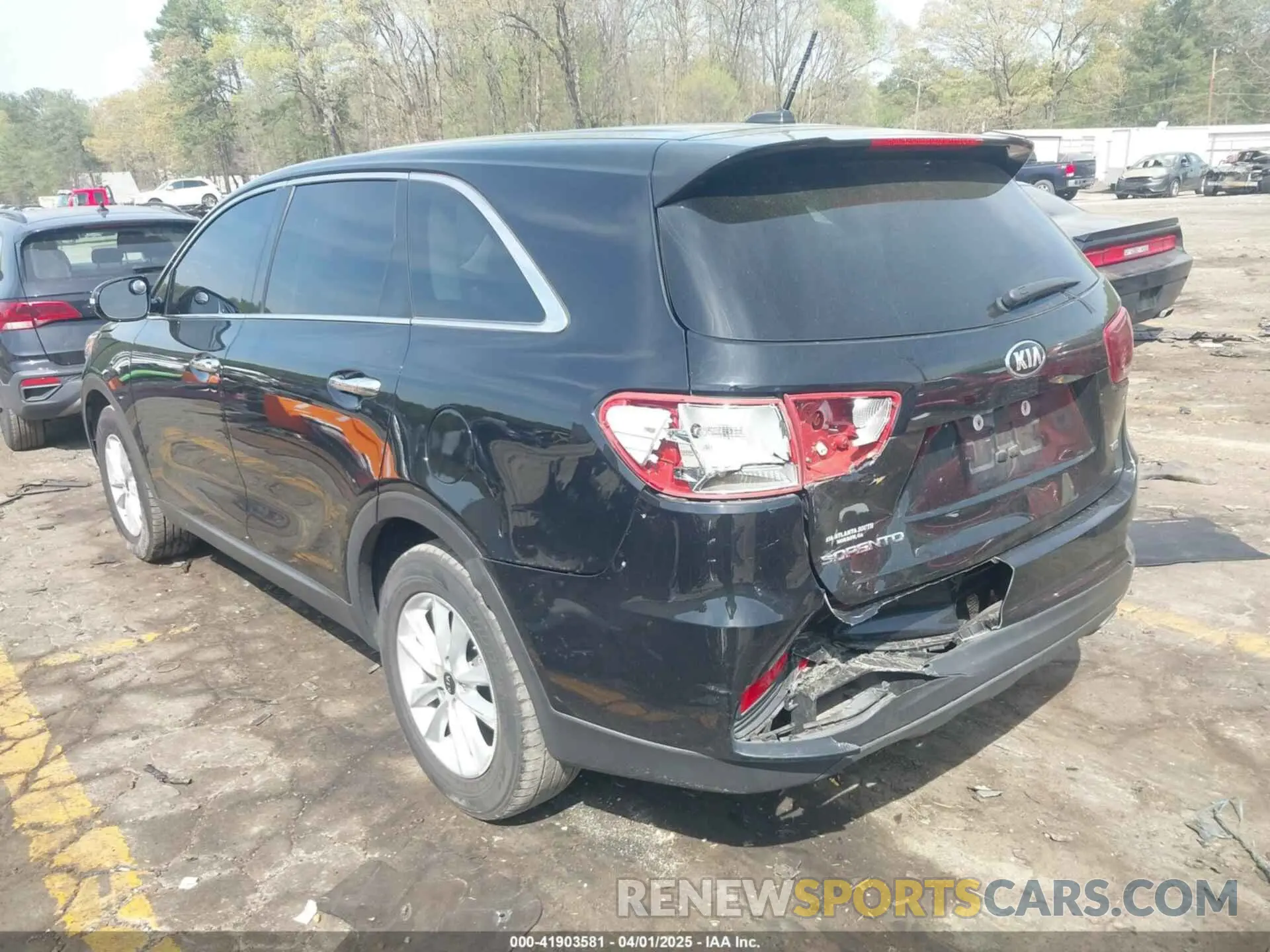 3 Photograph of a damaged car 5XYPG4A32KG581718 KIA SORENTO 2019