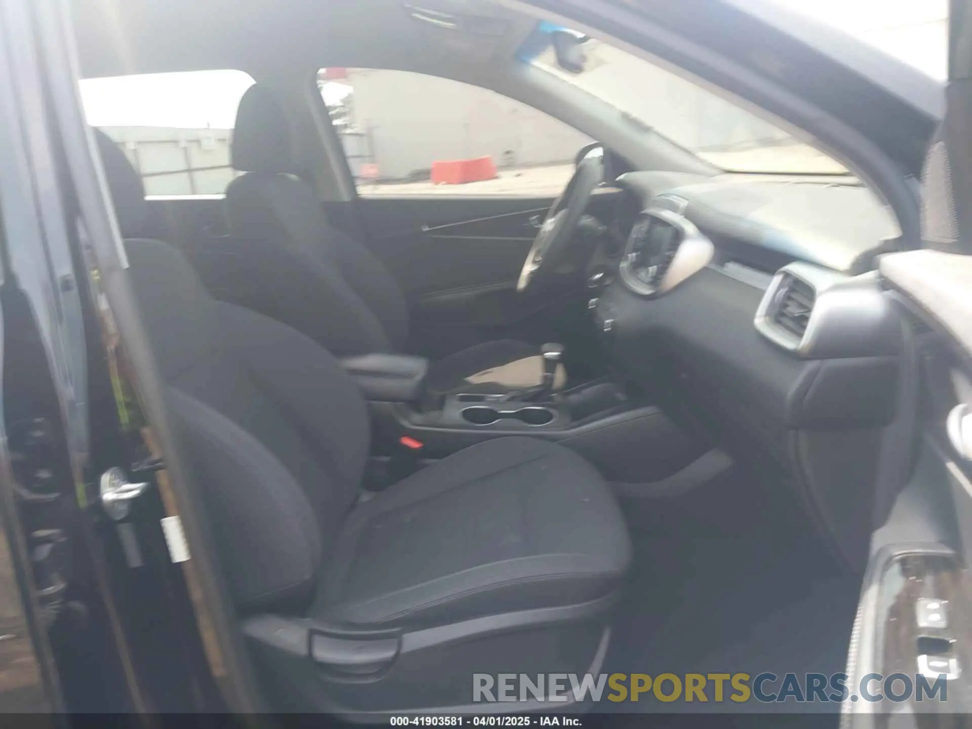 5 Photograph of a damaged car 5XYPG4A32KG581718 KIA SORENTO 2019