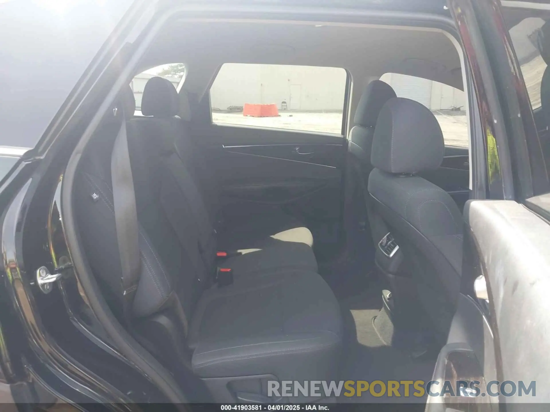 8 Photograph of a damaged car 5XYPG4A32KG581718 KIA SORENTO 2019