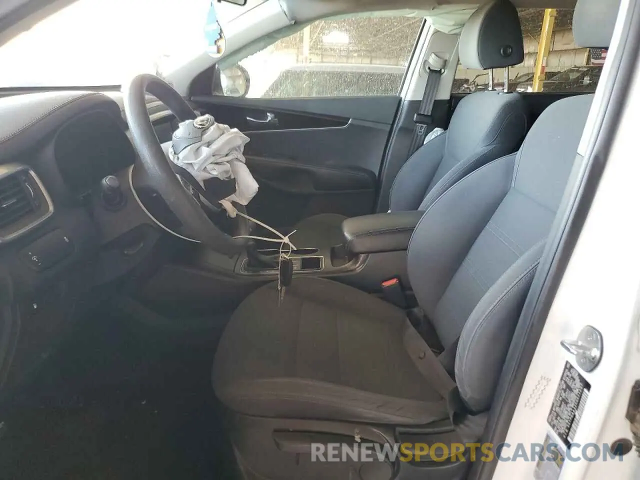 7 Photograph of a damaged car 5XYPG4A32KG611297 KIA SORENTO 2019