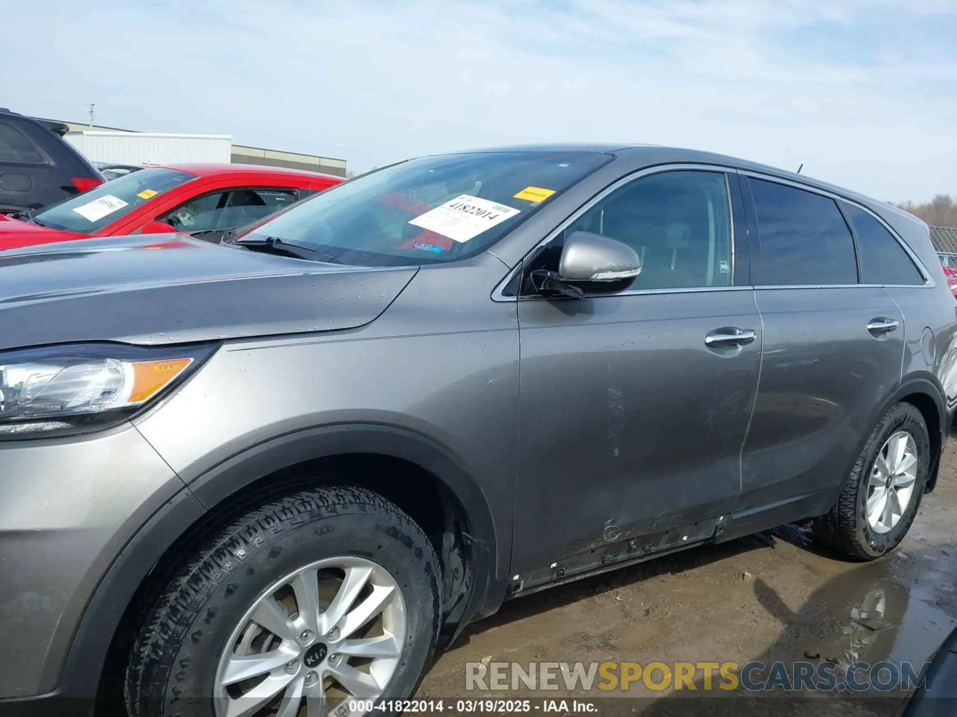 14 Photograph of a damaged car 5XYPG4A33KG476458 KIA SORENTO 2019
