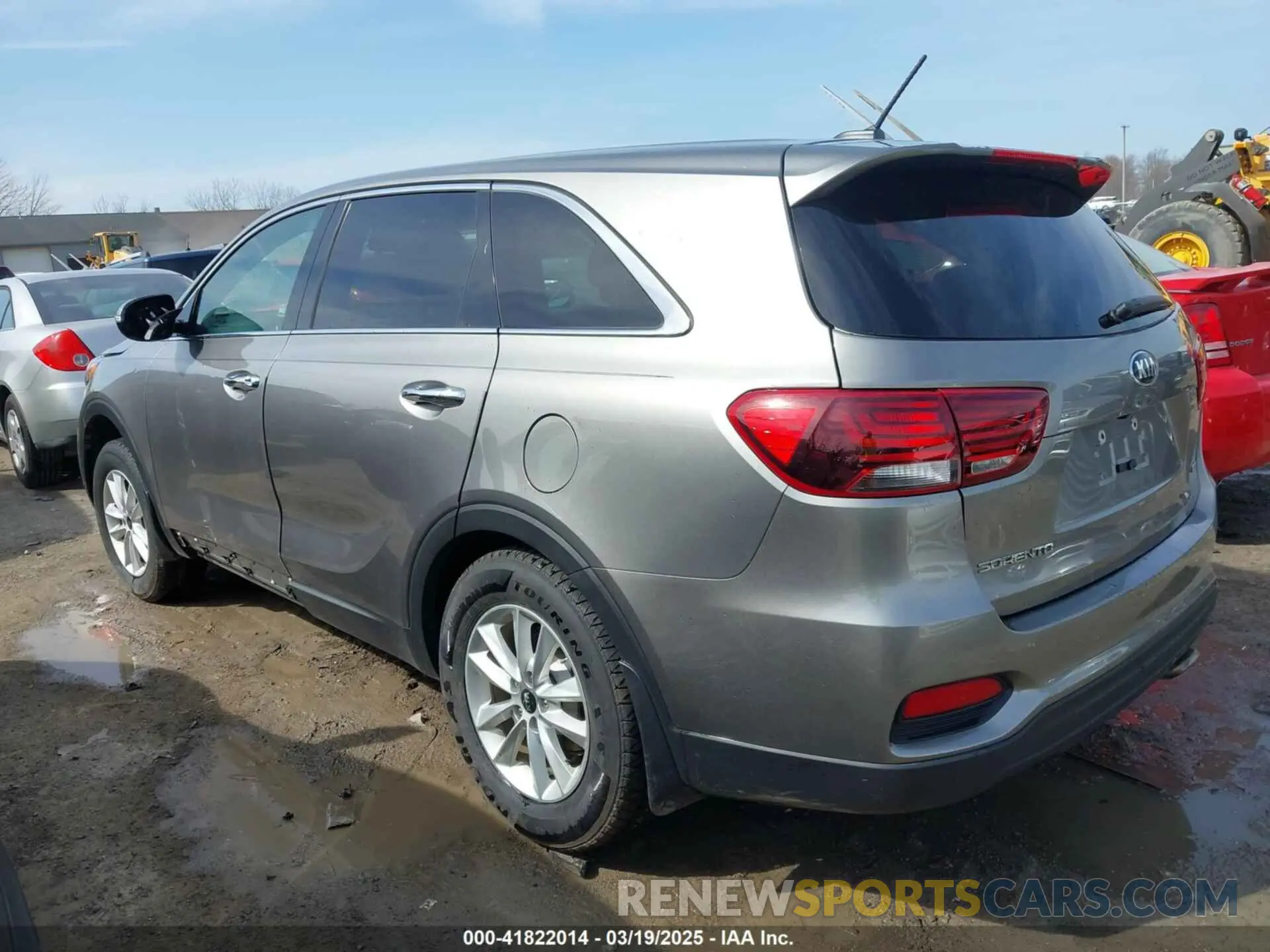 3 Photograph of a damaged car 5XYPG4A33KG476458 KIA SORENTO 2019