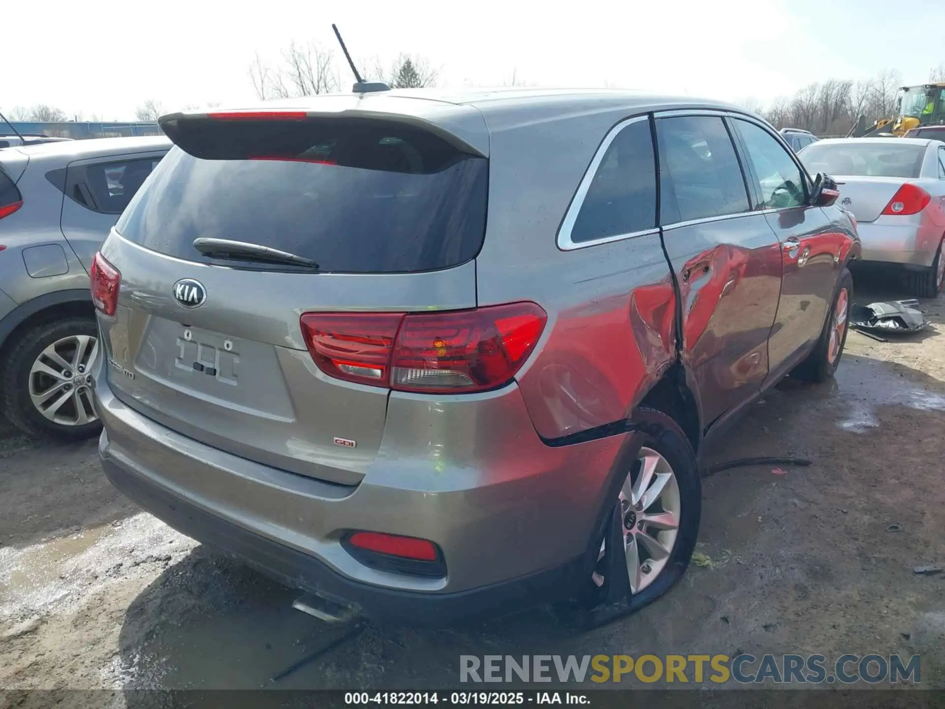 4 Photograph of a damaged car 5XYPG4A33KG476458 KIA SORENTO 2019