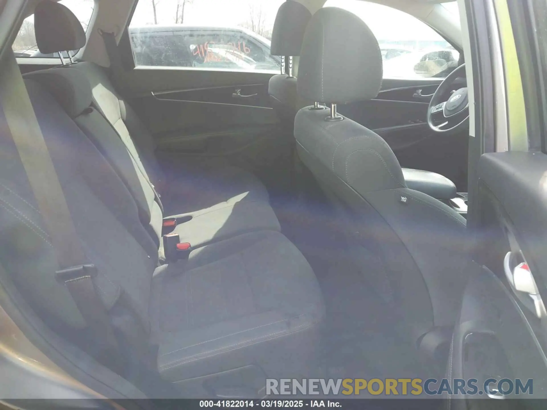 8 Photograph of a damaged car 5XYPG4A33KG476458 KIA SORENTO 2019