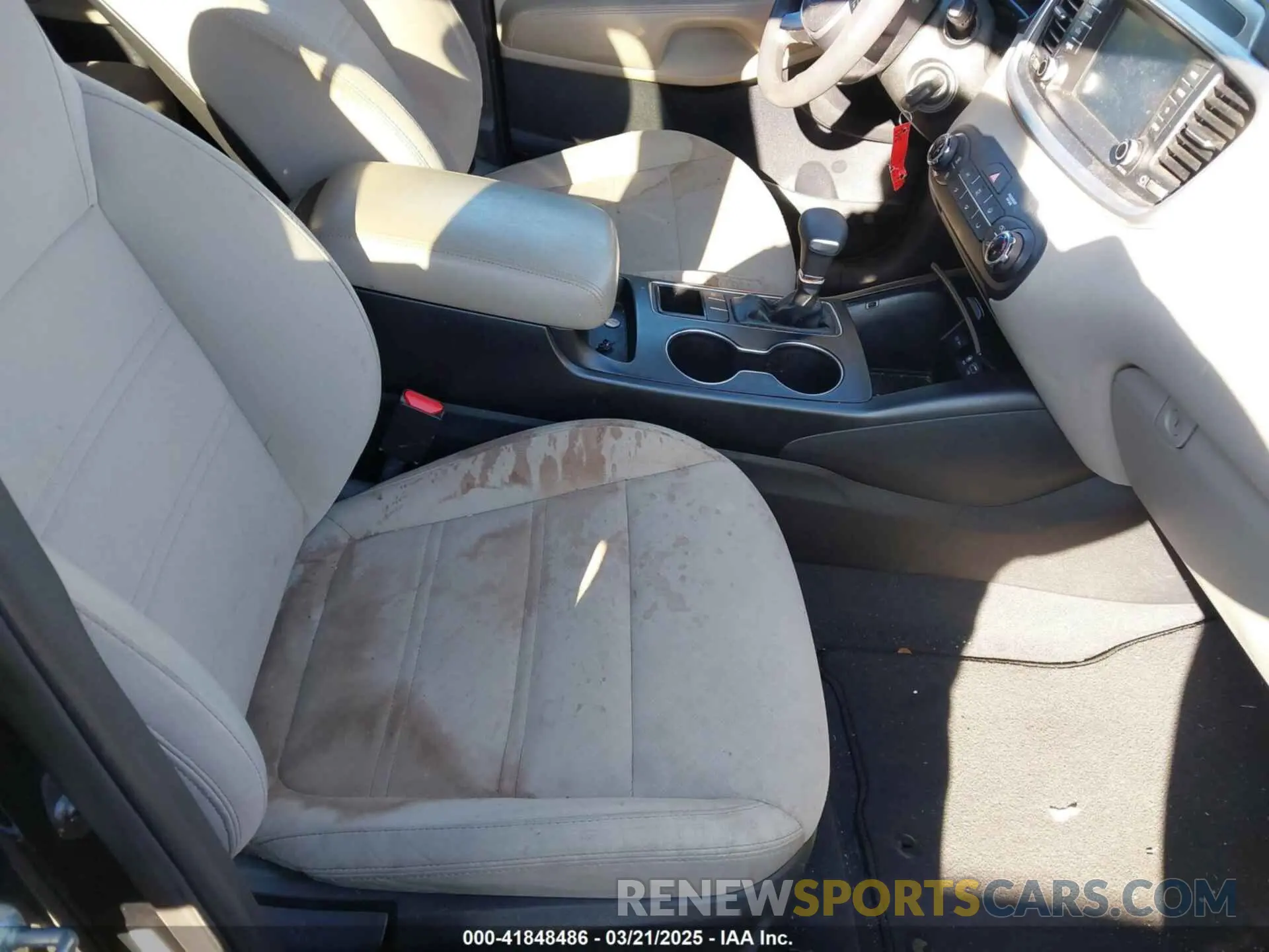 5 Photograph of a damaged car 5XYPG4A33KG505893 KIA SORENTO 2019