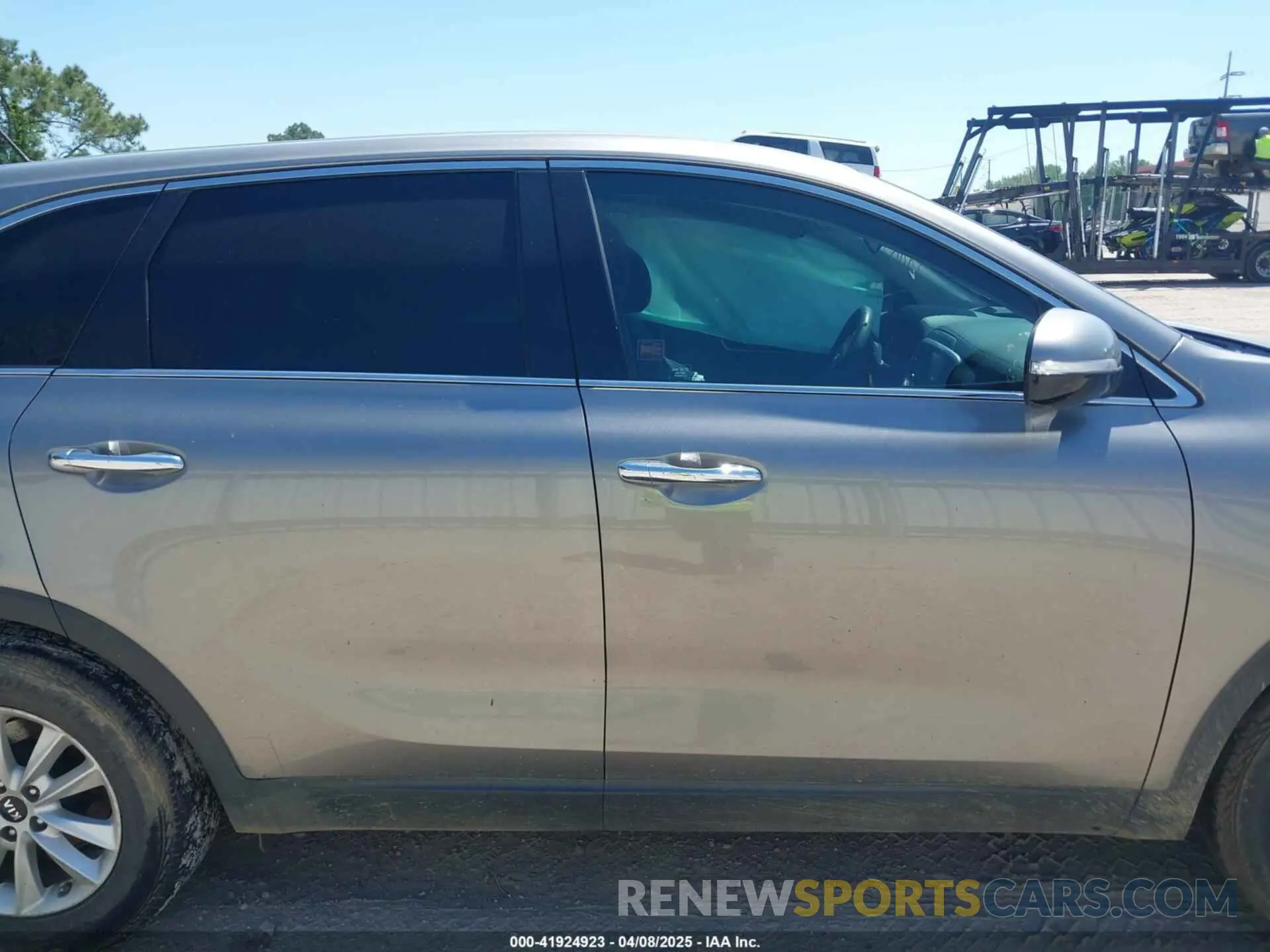 13 Photograph of a damaged car 5XYPG4A33KG512634 KIA SORENTO 2019