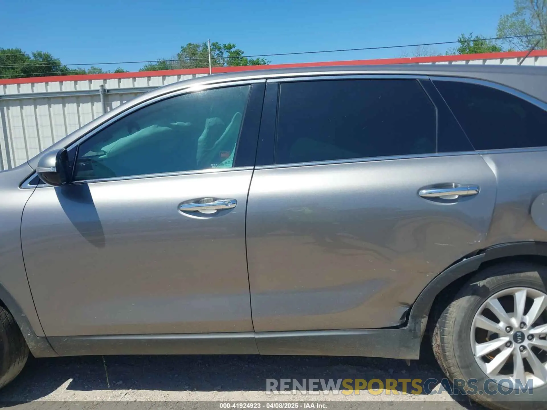 14 Photograph of a damaged car 5XYPG4A33KG512634 KIA SORENTO 2019