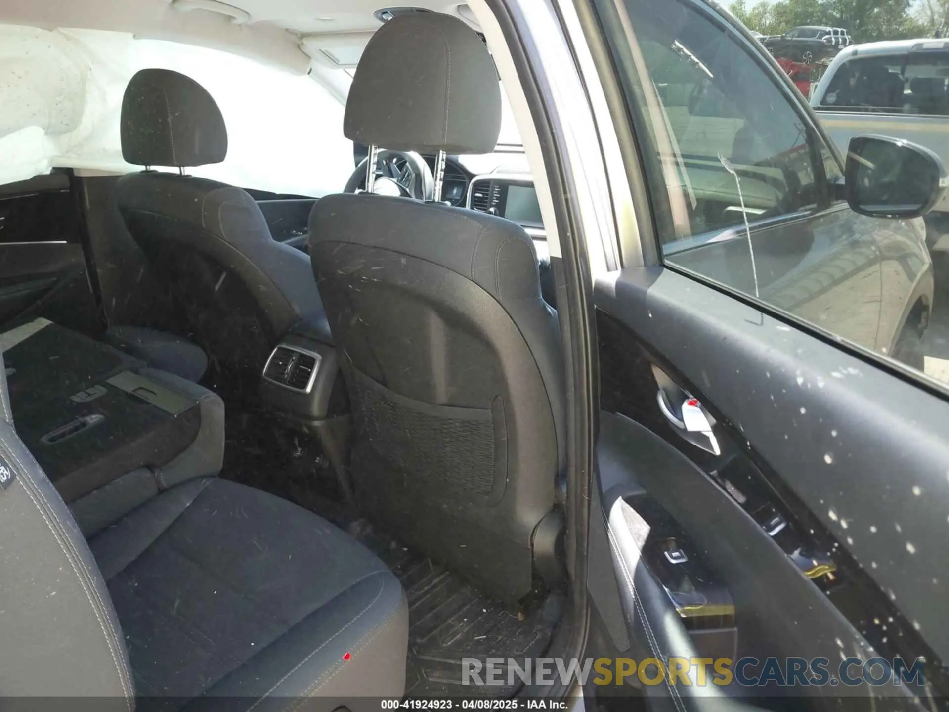 8 Photograph of a damaged car 5XYPG4A33KG512634 KIA SORENTO 2019