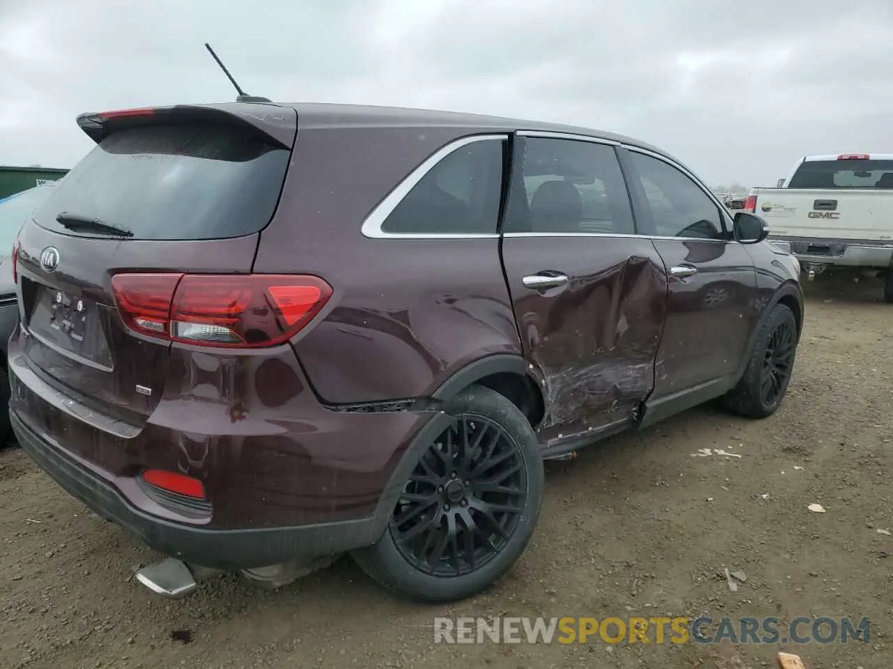 3 Photograph of a damaged car 5XYPG4A33KG523813 KIA SORENTO 2019