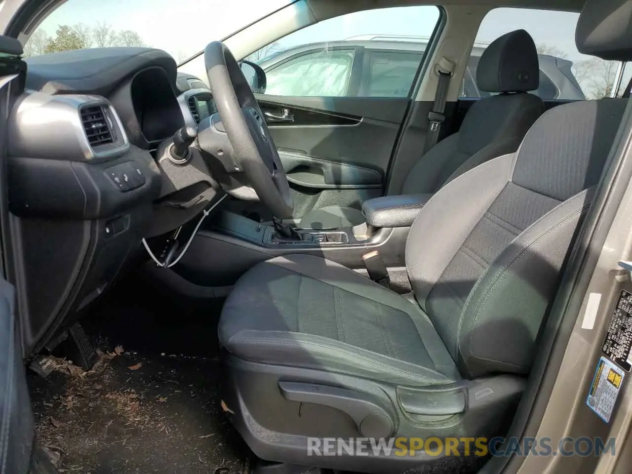 7 Photograph of a damaged car 5XYPG4A33KG550753 KIA SORENTO 2019