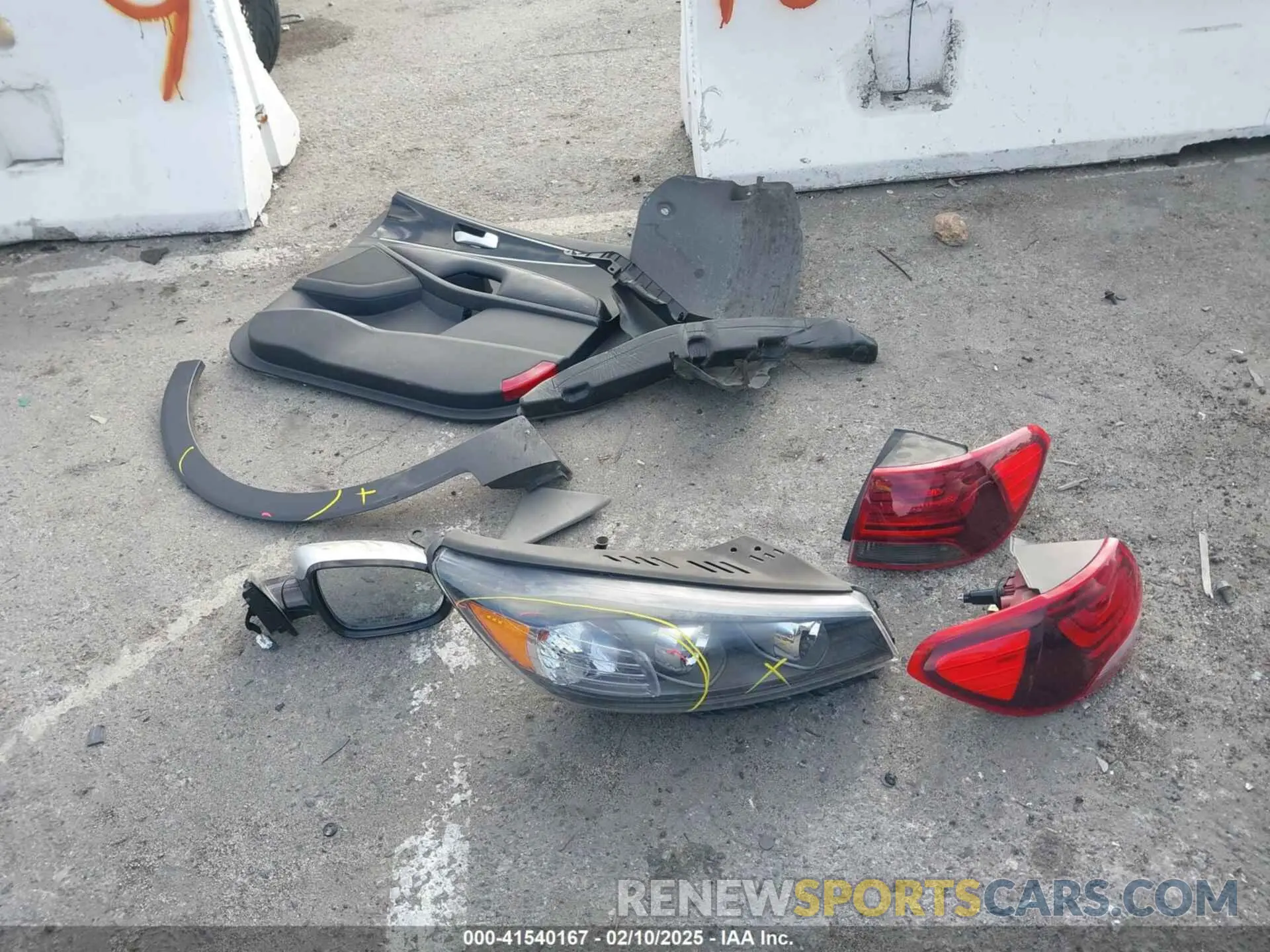 11 Photograph of a damaged car 5XYPG4A33KG575023 KIA SORENTO 2019