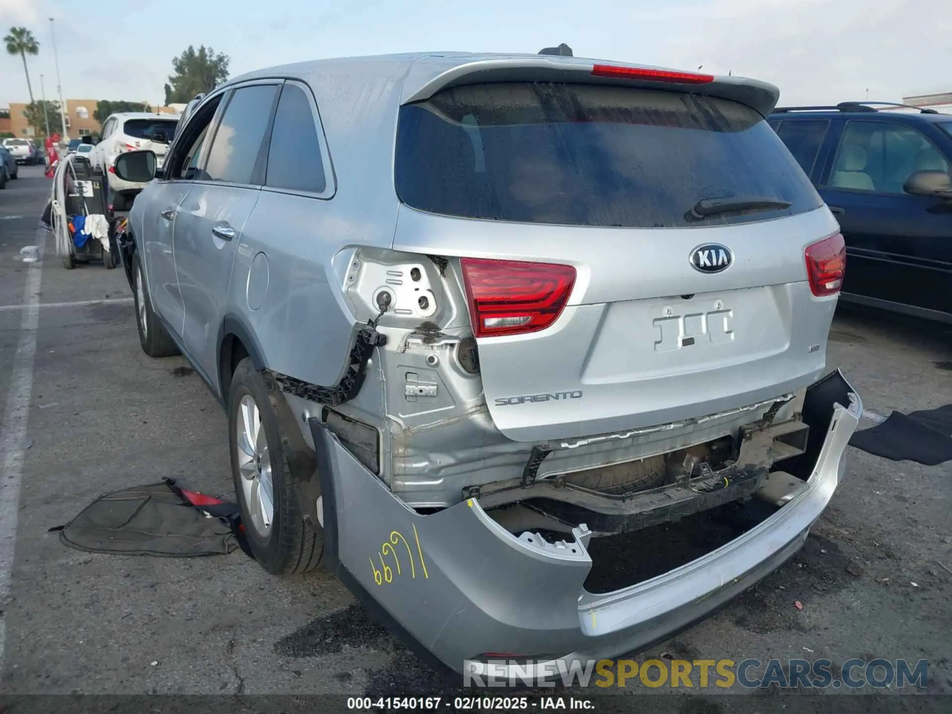 3 Photograph of a damaged car 5XYPG4A33KG575023 KIA SORENTO 2019