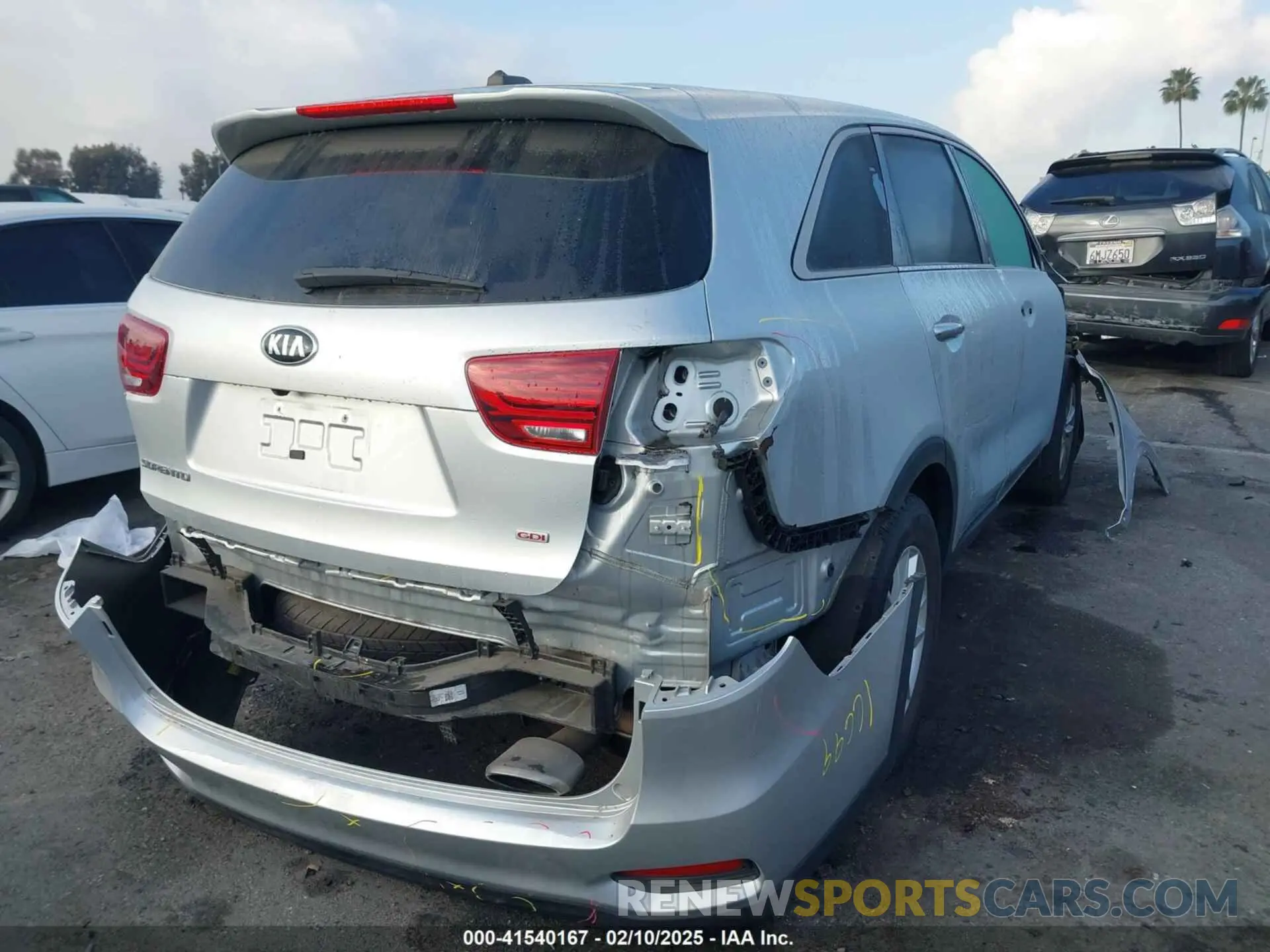 4 Photograph of a damaged car 5XYPG4A33KG575023 KIA SORENTO 2019