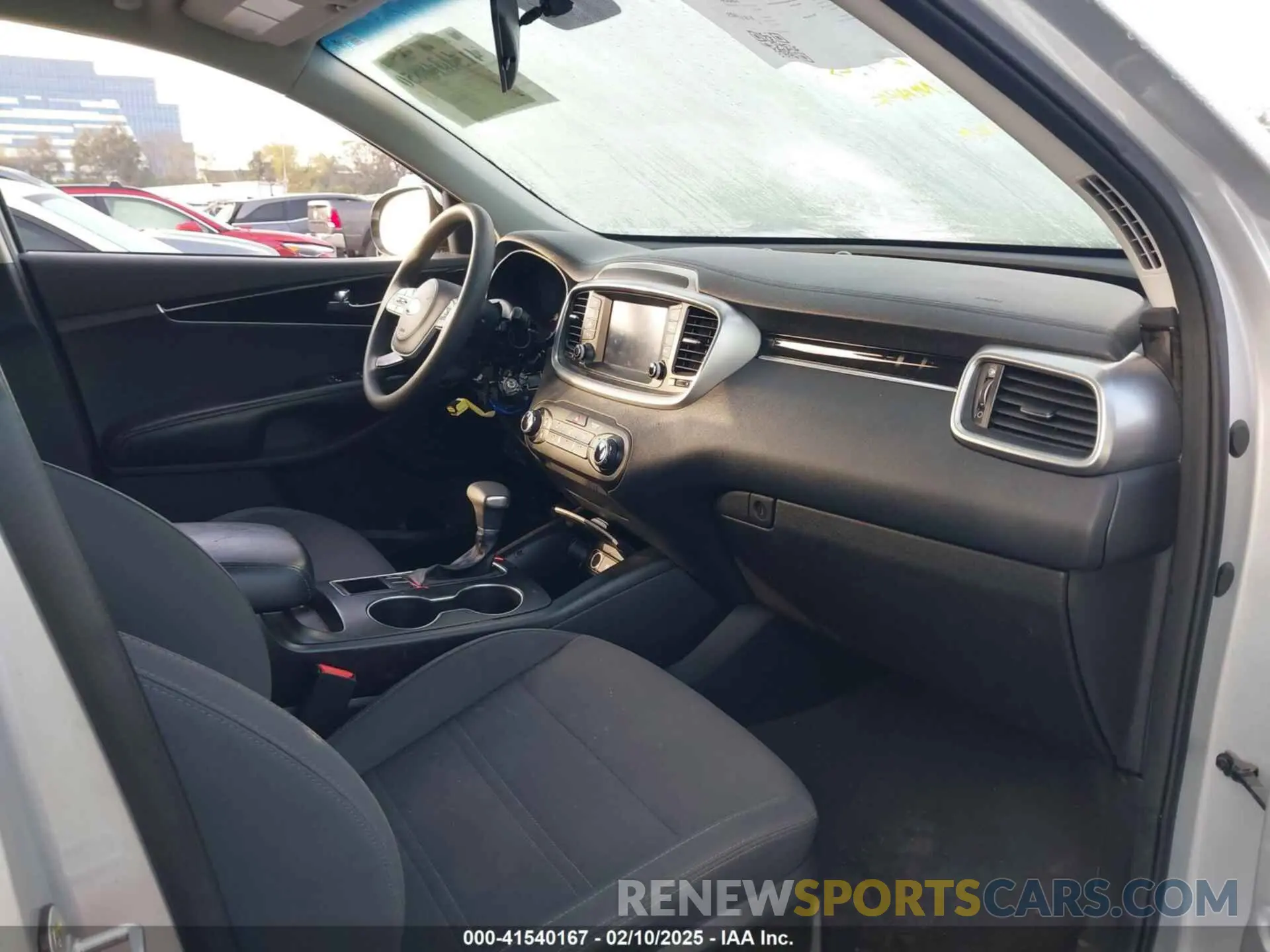 5 Photograph of a damaged car 5XYPG4A33KG575023 KIA SORENTO 2019