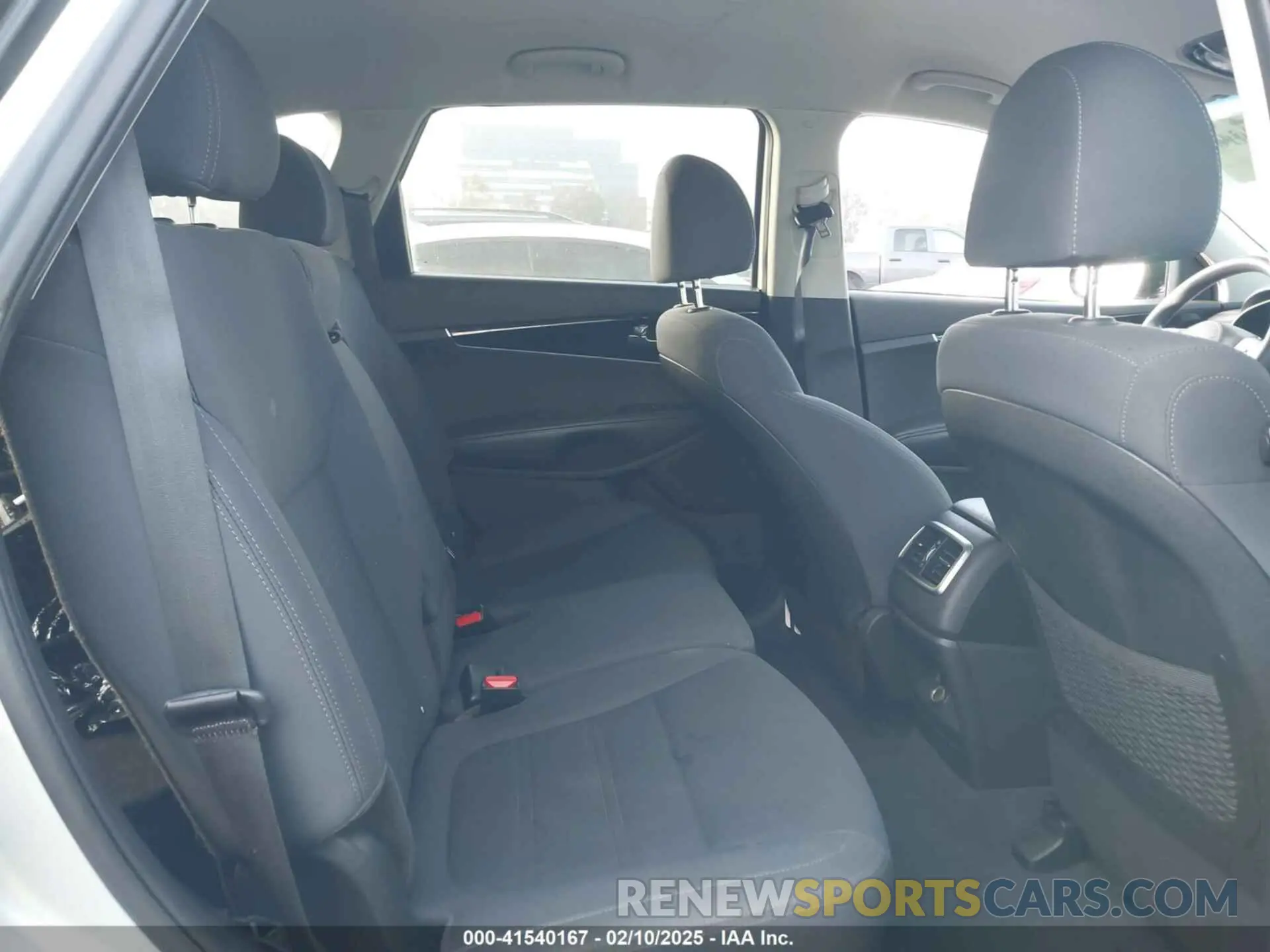 8 Photograph of a damaged car 5XYPG4A33KG575023 KIA SORENTO 2019