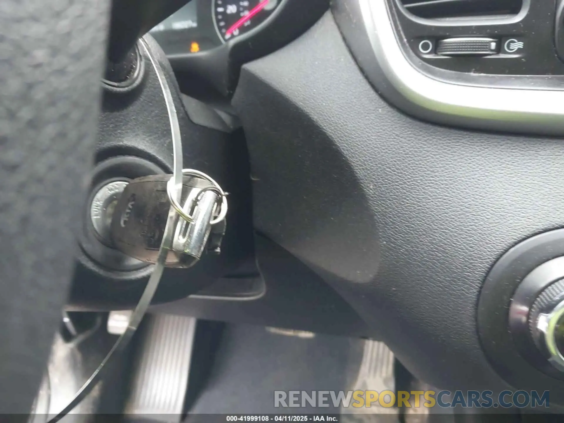 11 Photograph of a damaged car 5XYPG4A33KG575622 KIA SORENTO 2019