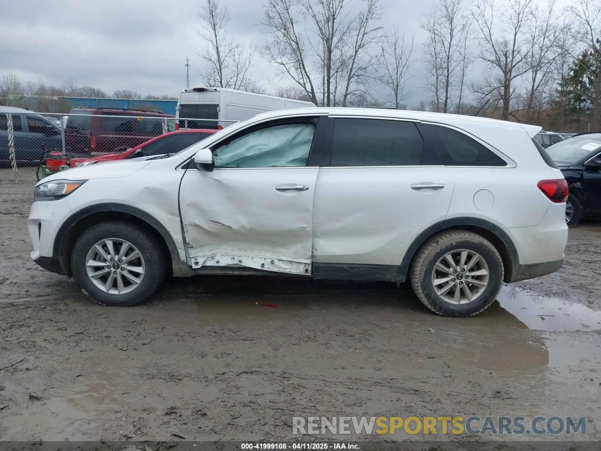 14 Photograph of a damaged car 5XYPG4A33KG575622 KIA SORENTO 2019