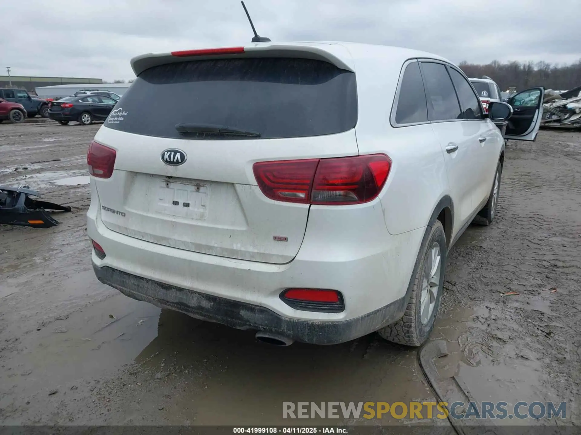 4 Photograph of a damaged car 5XYPG4A33KG575622 KIA SORENTO 2019
