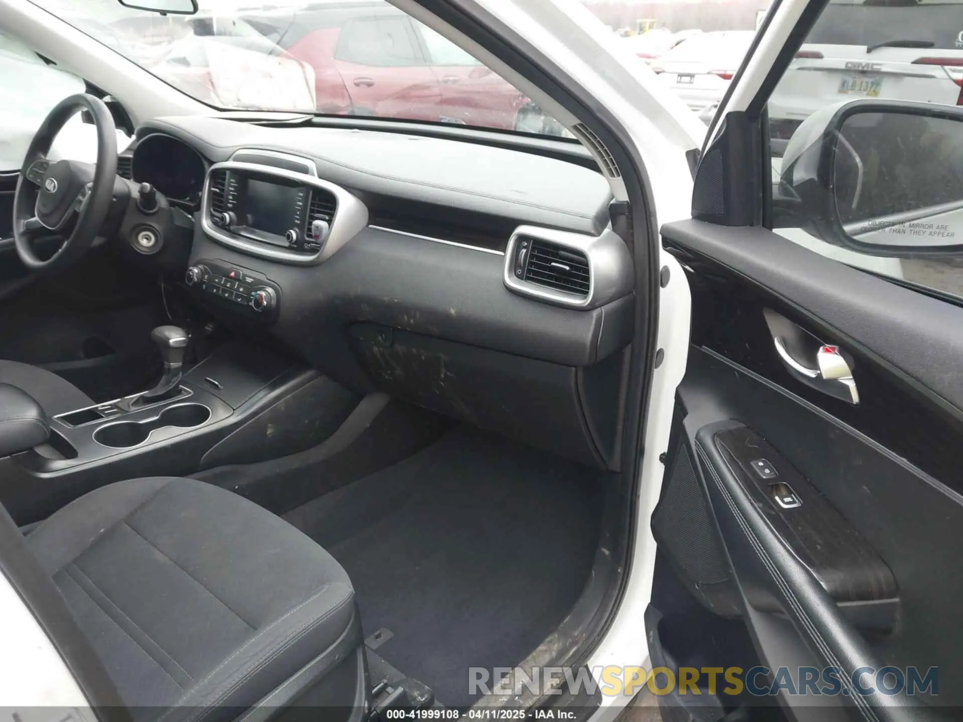 5 Photograph of a damaged car 5XYPG4A33KG575622 KIA SORENTO 2019