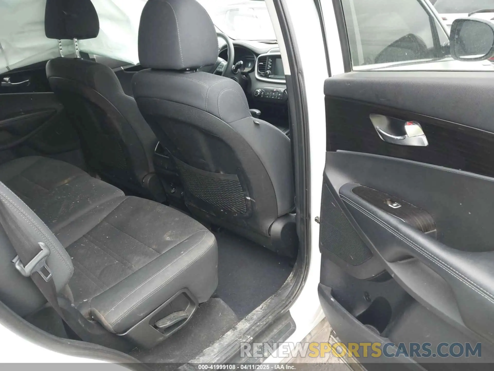8 Photograph of a damaged car 5XYPG4A33KG575622 KIA SORENTO 2019