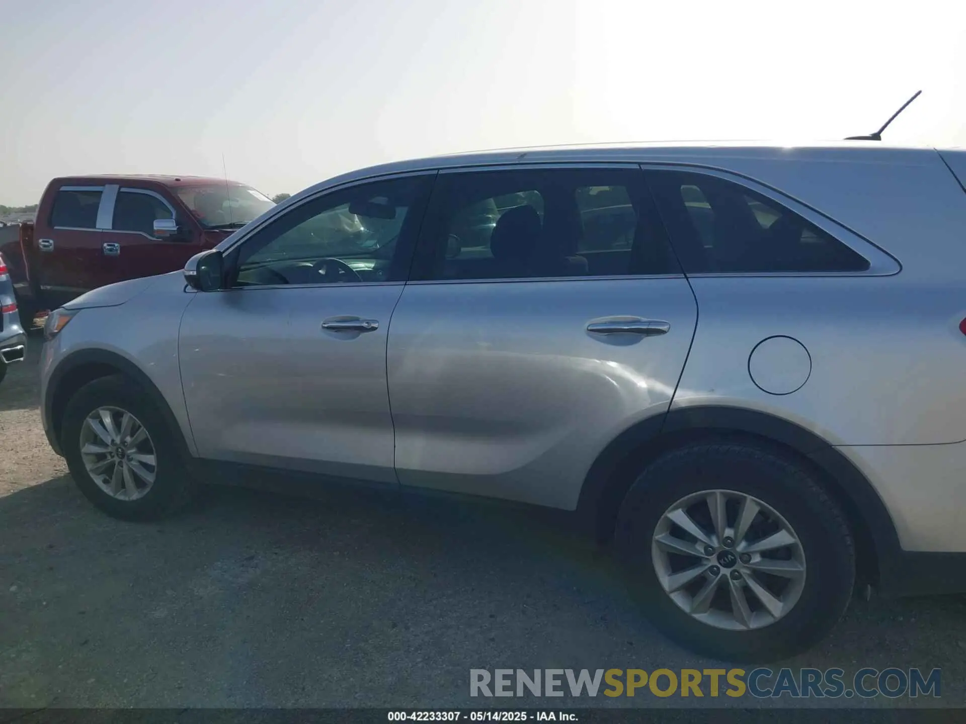 14 Photograph of a damaged car 5XYPG4A33KG582599 KIA SORENTO 2019