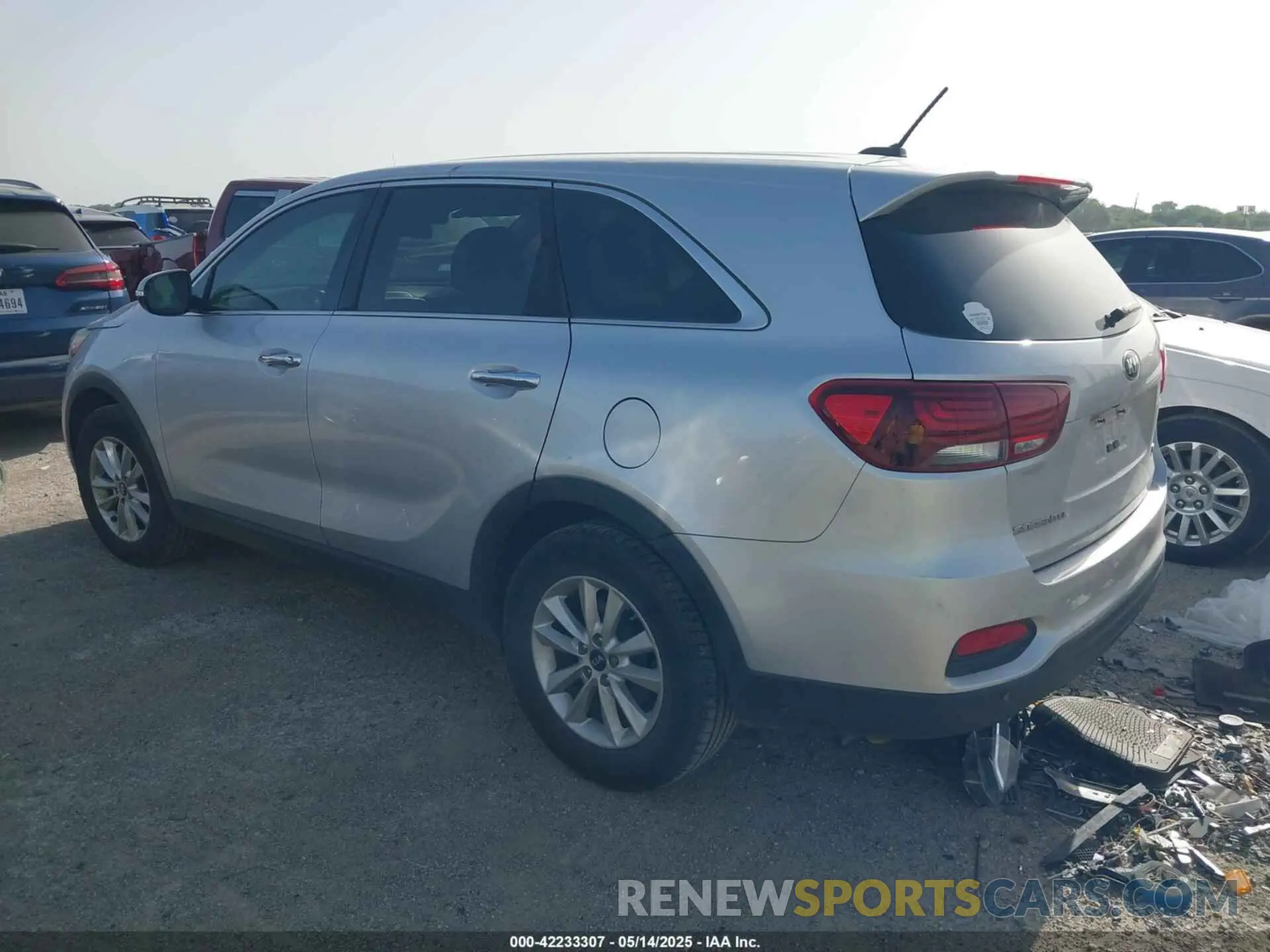 3 Photograph of a damaged car 5XYPG4A33KG582599 KIA SORENTO 2019