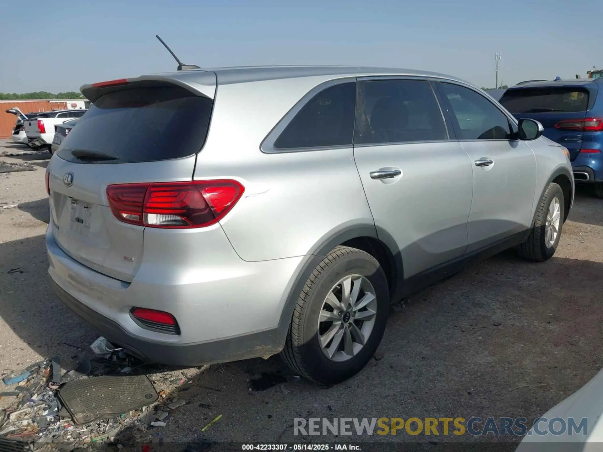 4 Photograph of a damaged car 5XYPG4A33KG582599 KIA SORENTO 2019
