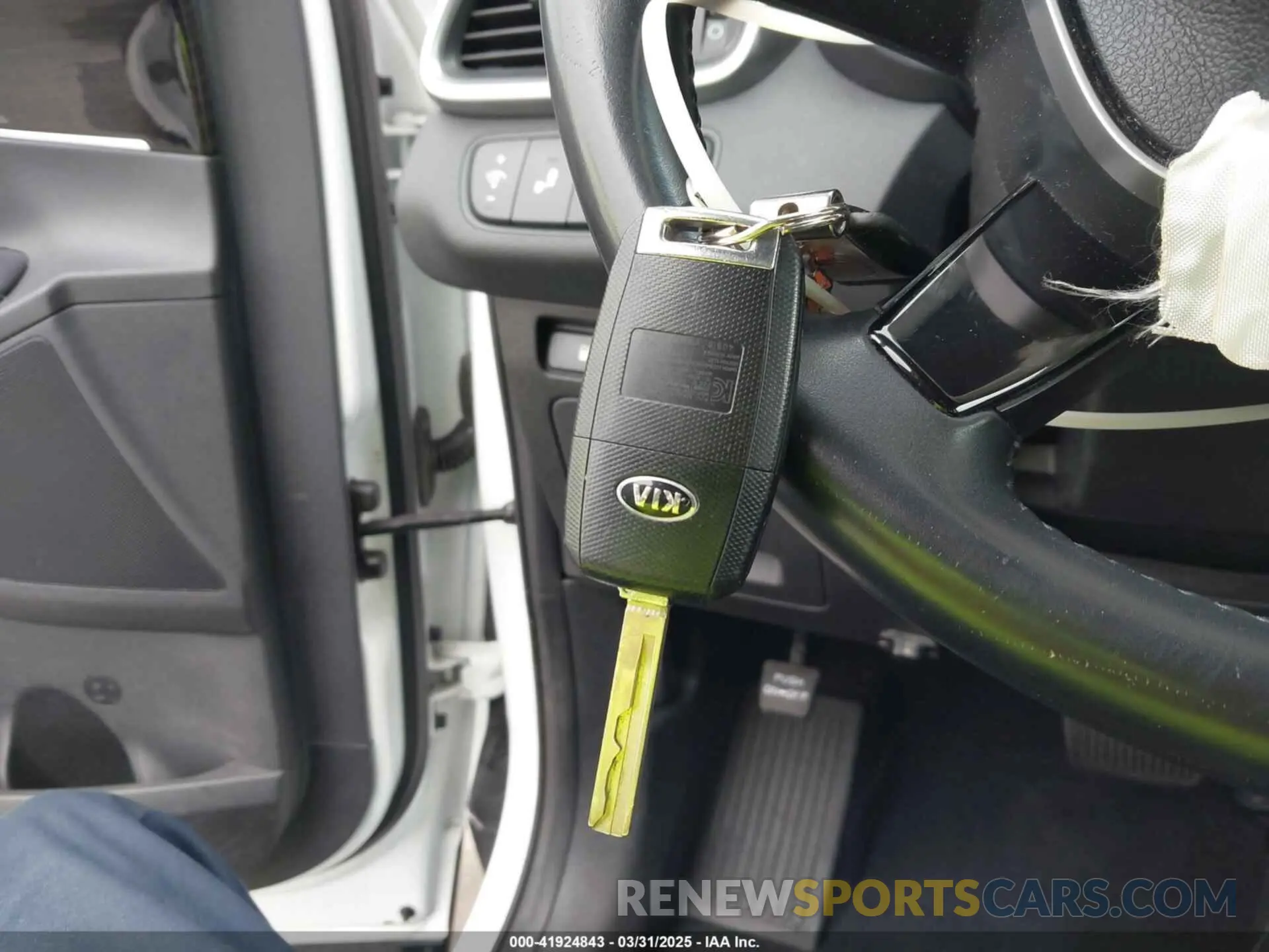 11 Photograph of a damaged car 5XYPG4A34KG465212 KIA SORENTO 2019