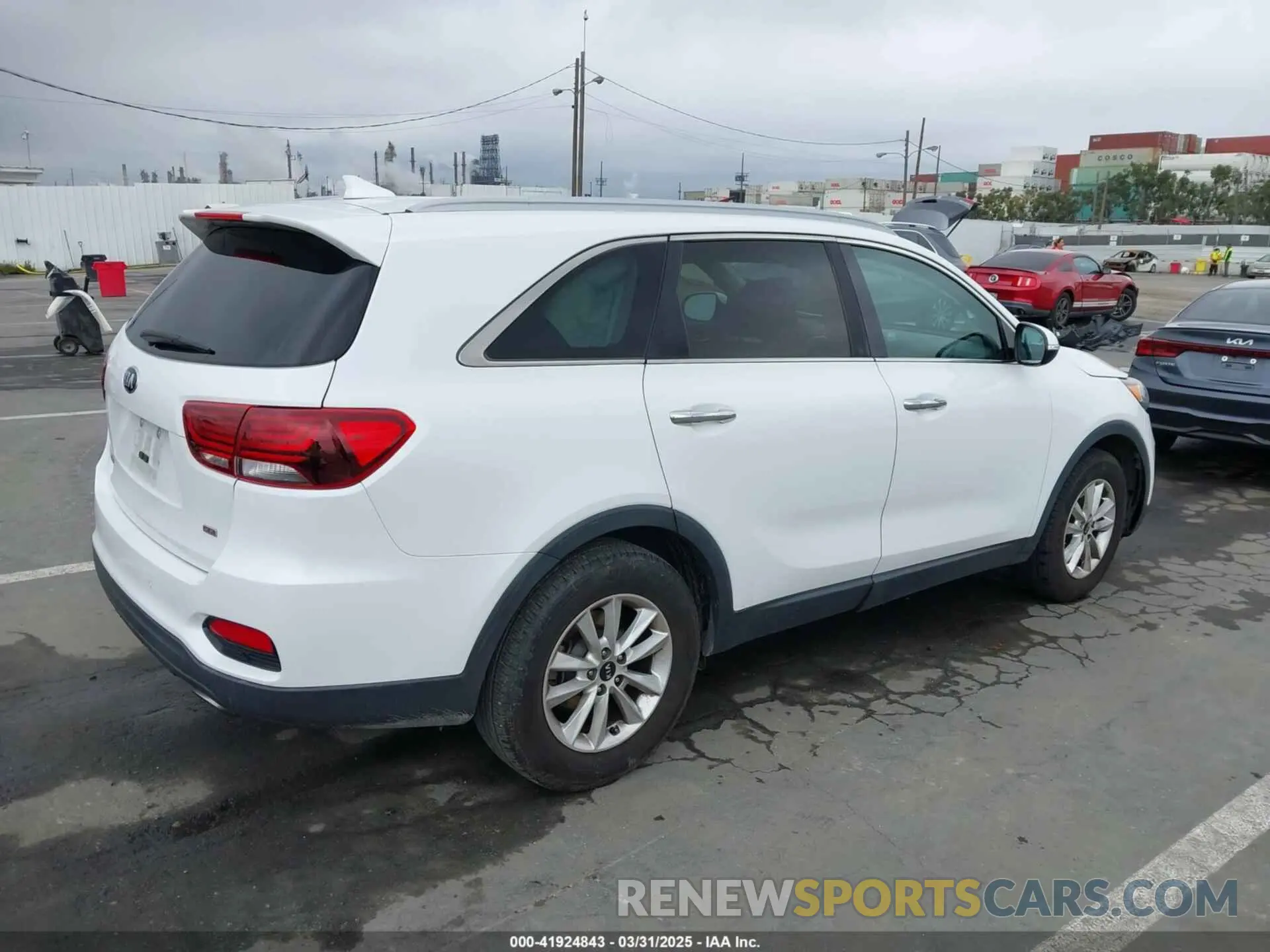 4 Photograph of a damaged car 5XYPG4A34KG465212 KIA SORENTO 2019