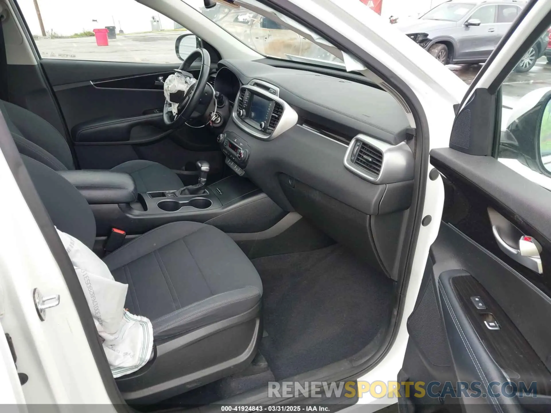 5 Photograph of a damaged car 5XYPG4A34KG465212 KIA SORENTO 2019