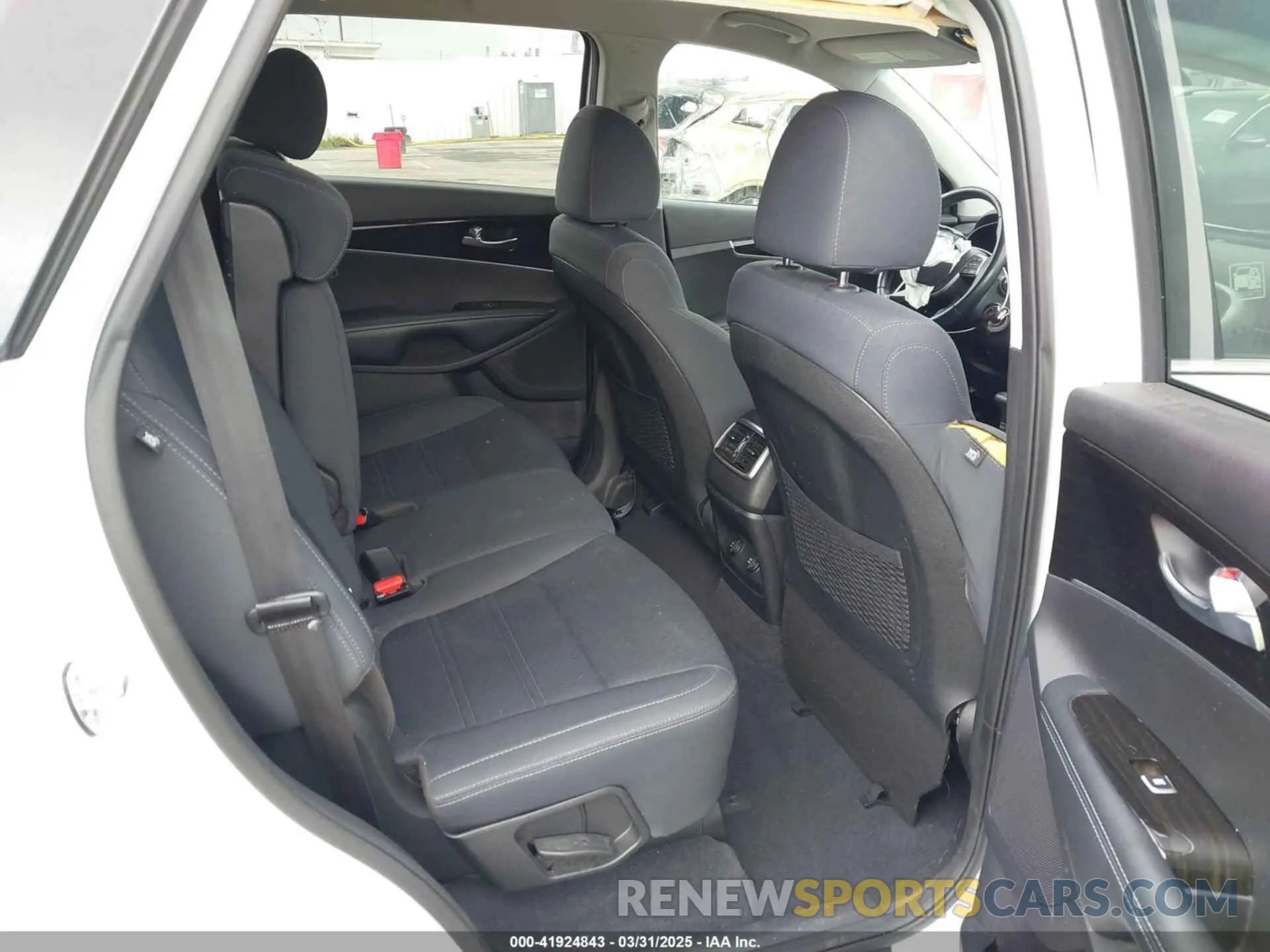 8 Photograph of a damaged car 5XYPG4A34KG465212 KIA SORENTO 2019